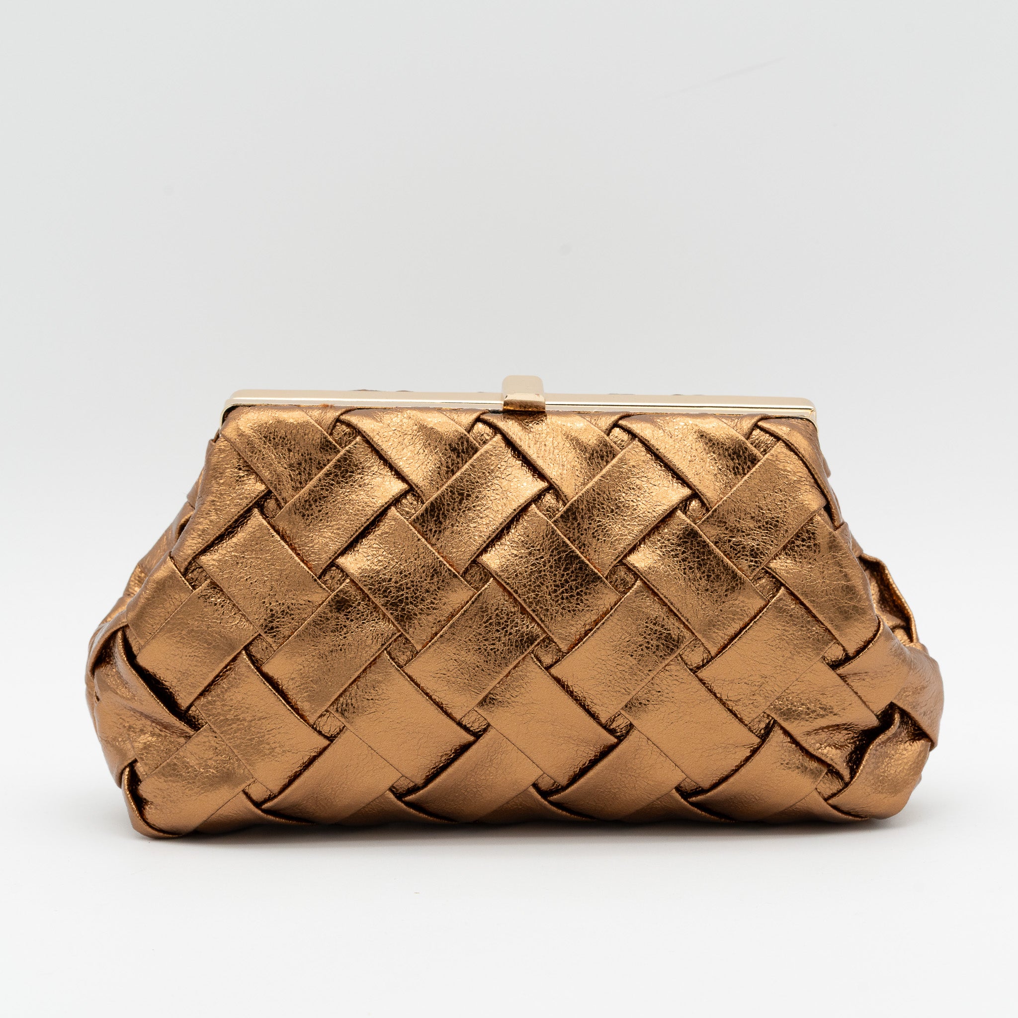 Bolso de fiesta trenzado en polipiel bronce con acabado efecto metalizado