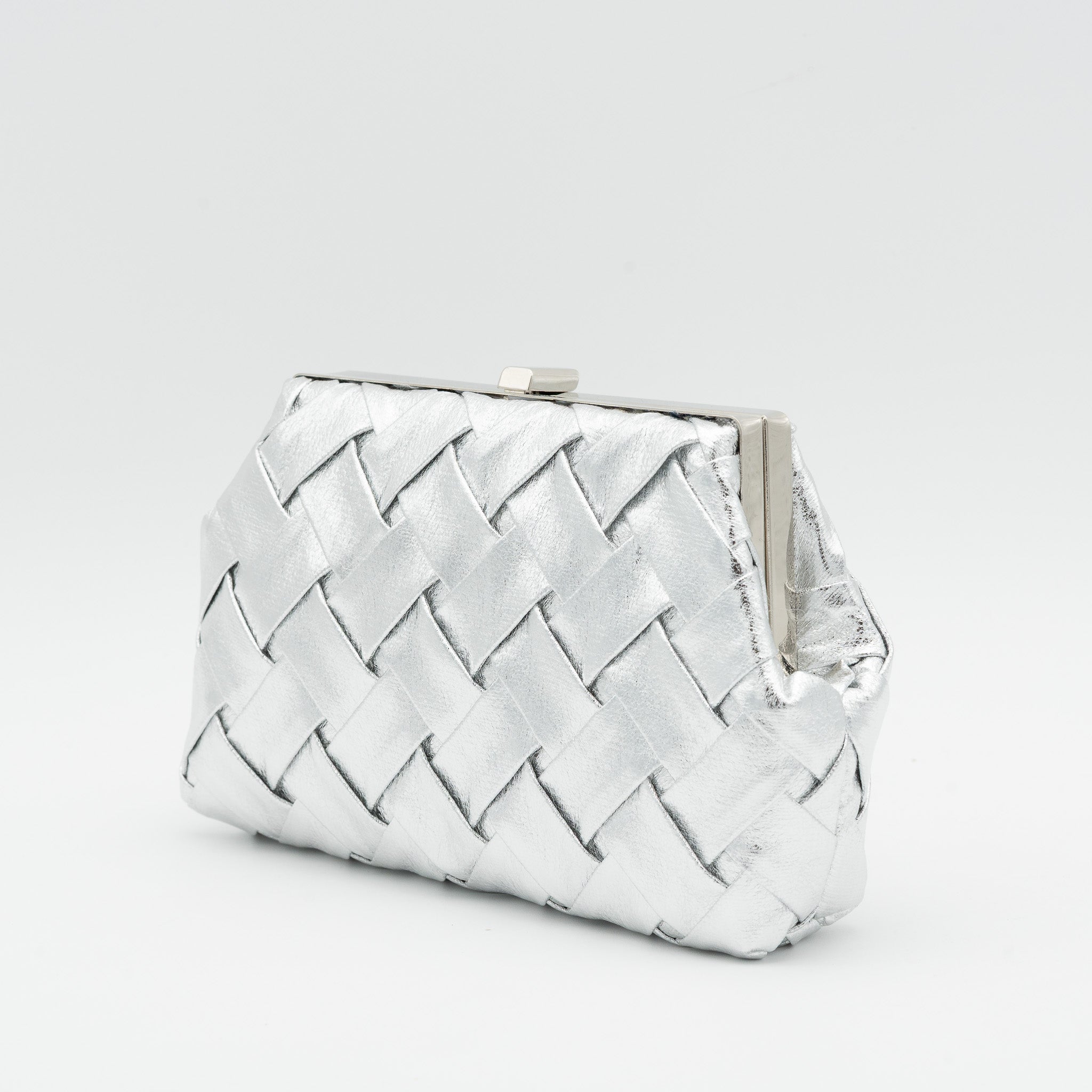 Bolso de fiesta trenzado en polipiel con acabado efecto metalizado plata