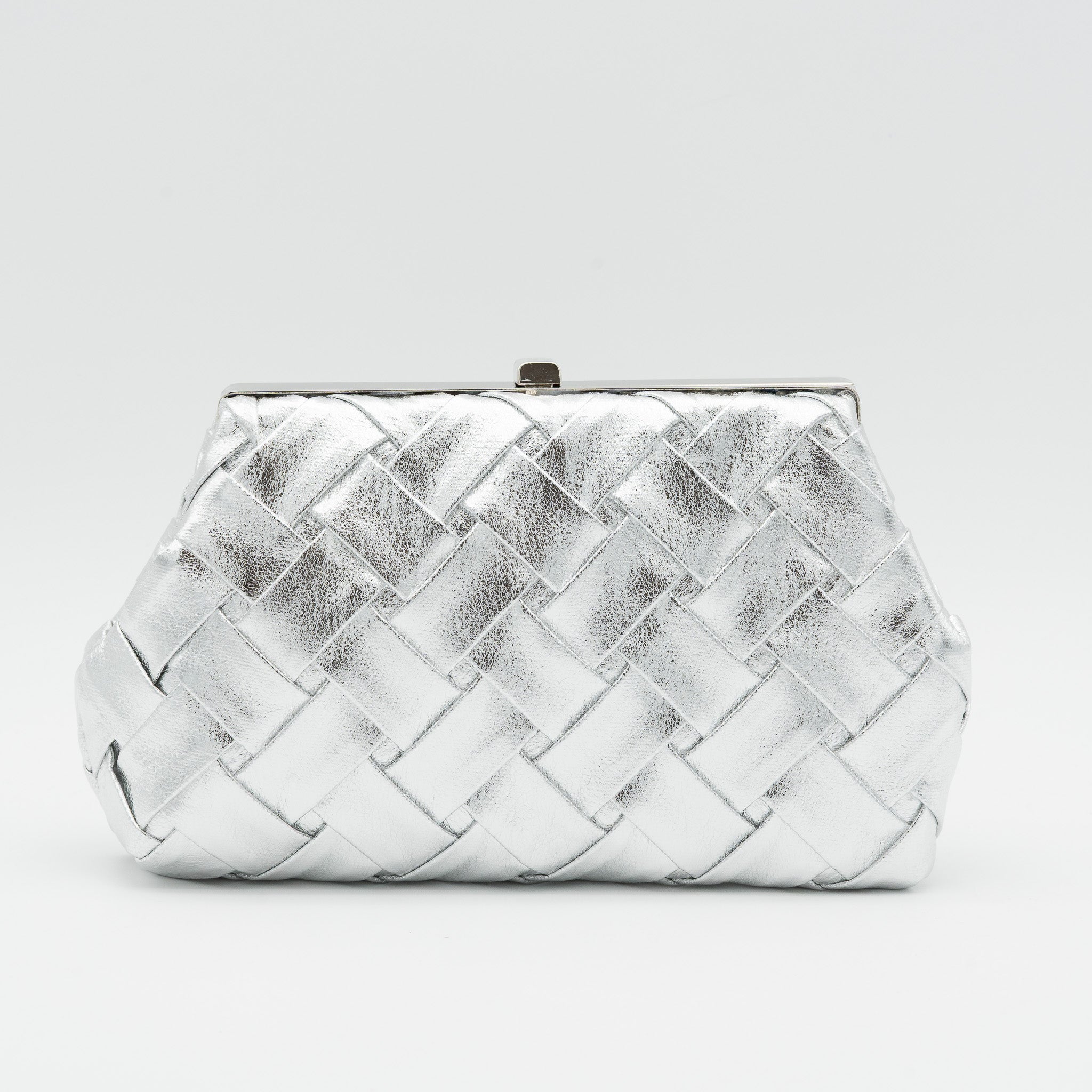 Bolso de fiesta trenzado en polipiel con acabado efecto metalizado plata