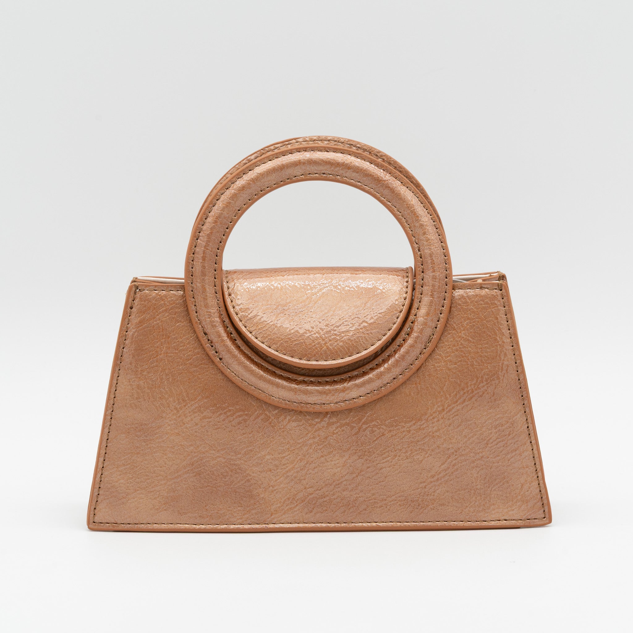 Bolso de mano cuero acharolado con asa circular rígida y cadena dorada desmontable