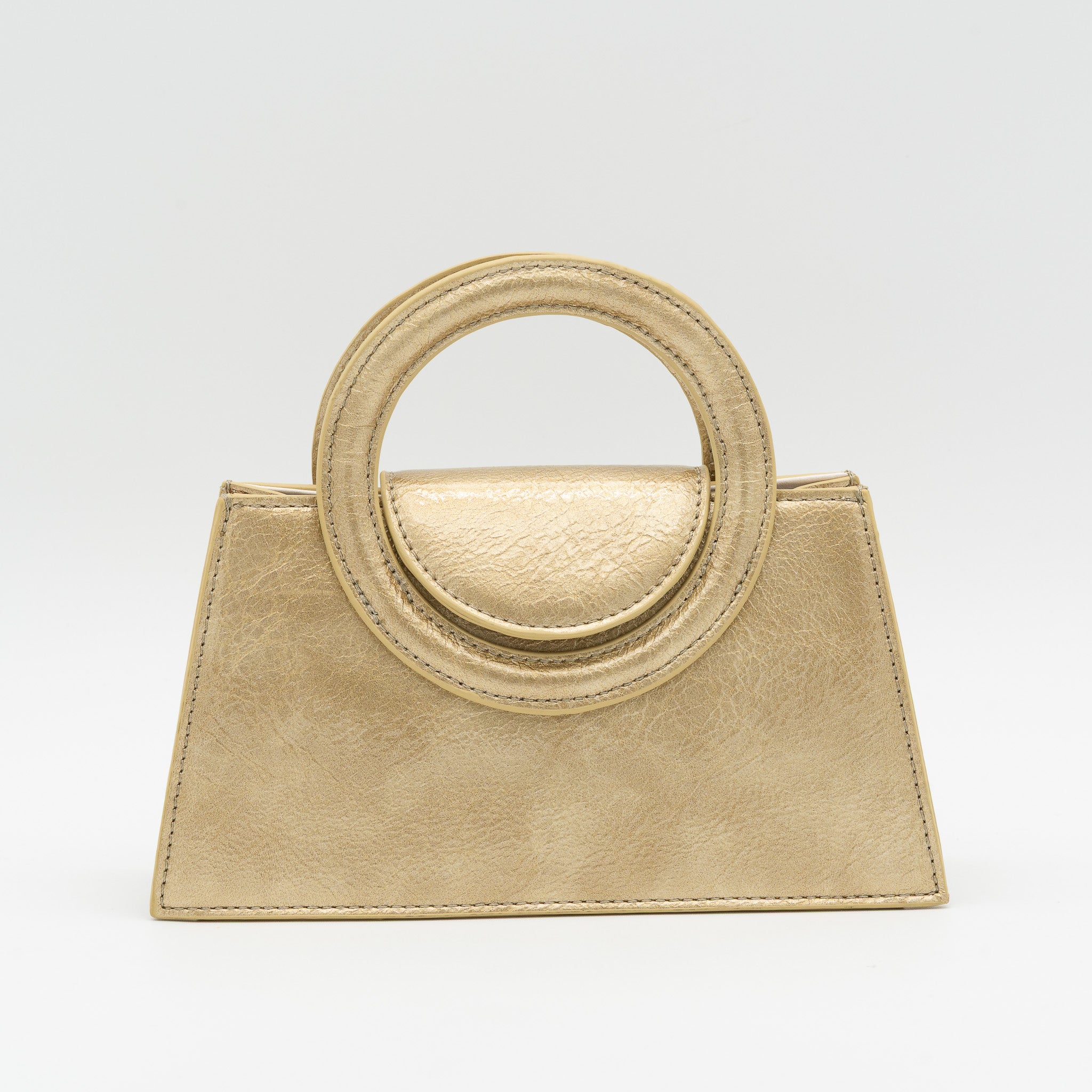 Bolso de mano oro acharolado con asa circular rígida y cadena dorada desmontable