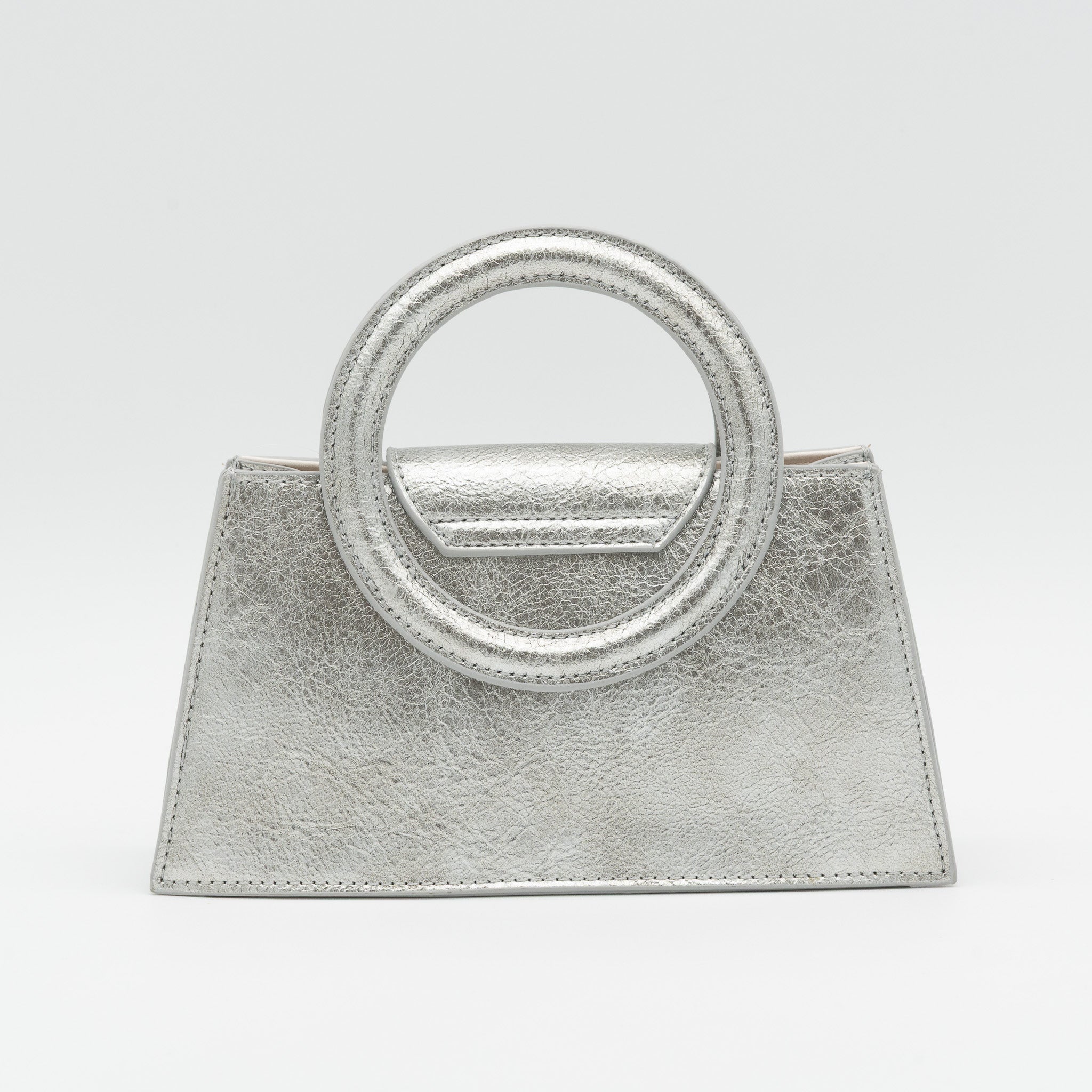 Bolso de mano plata acharolado con asa circular rígida y cadena dorada desmontable