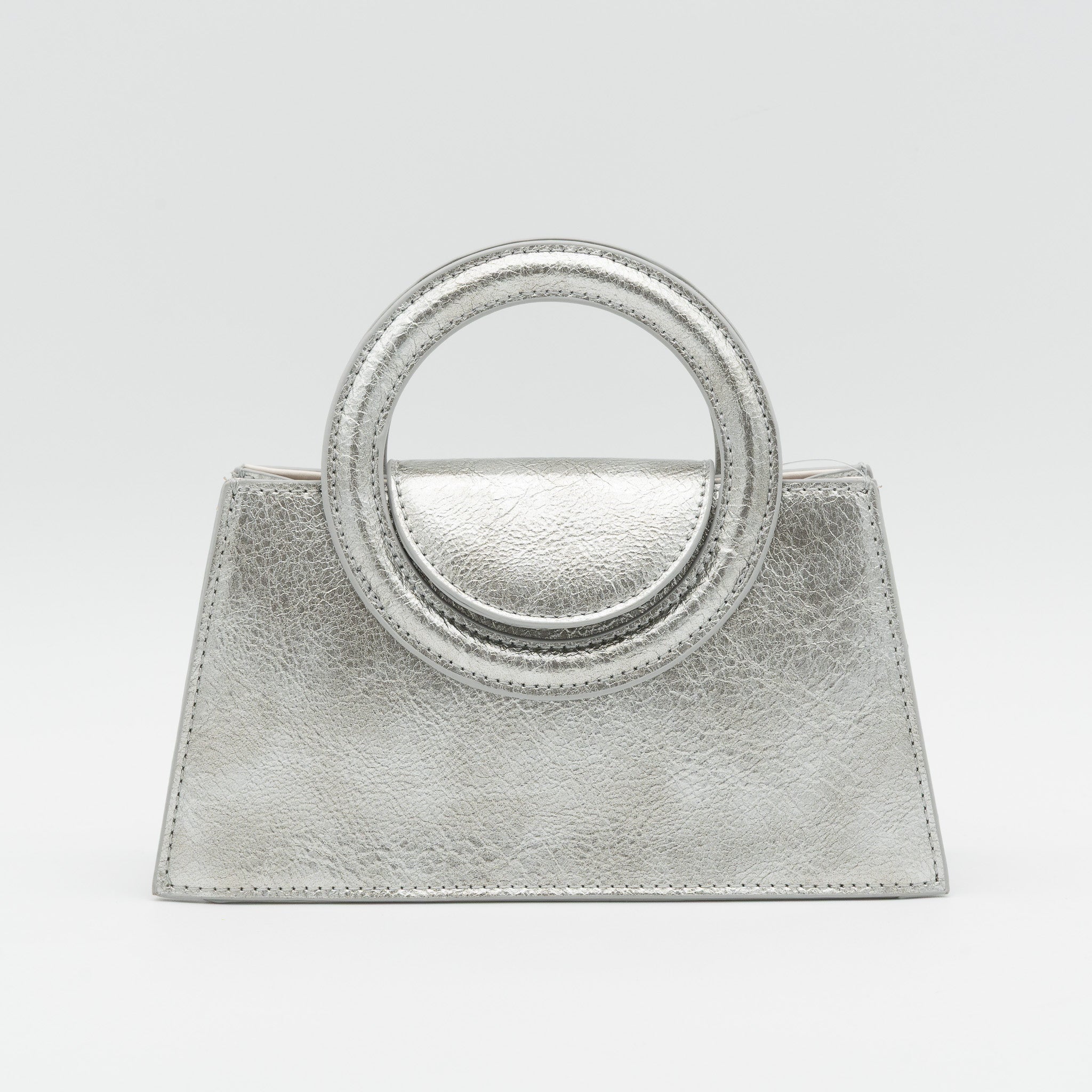Bolso de mano plata acharolado con asa circular rígida y cadena dorada desmontable