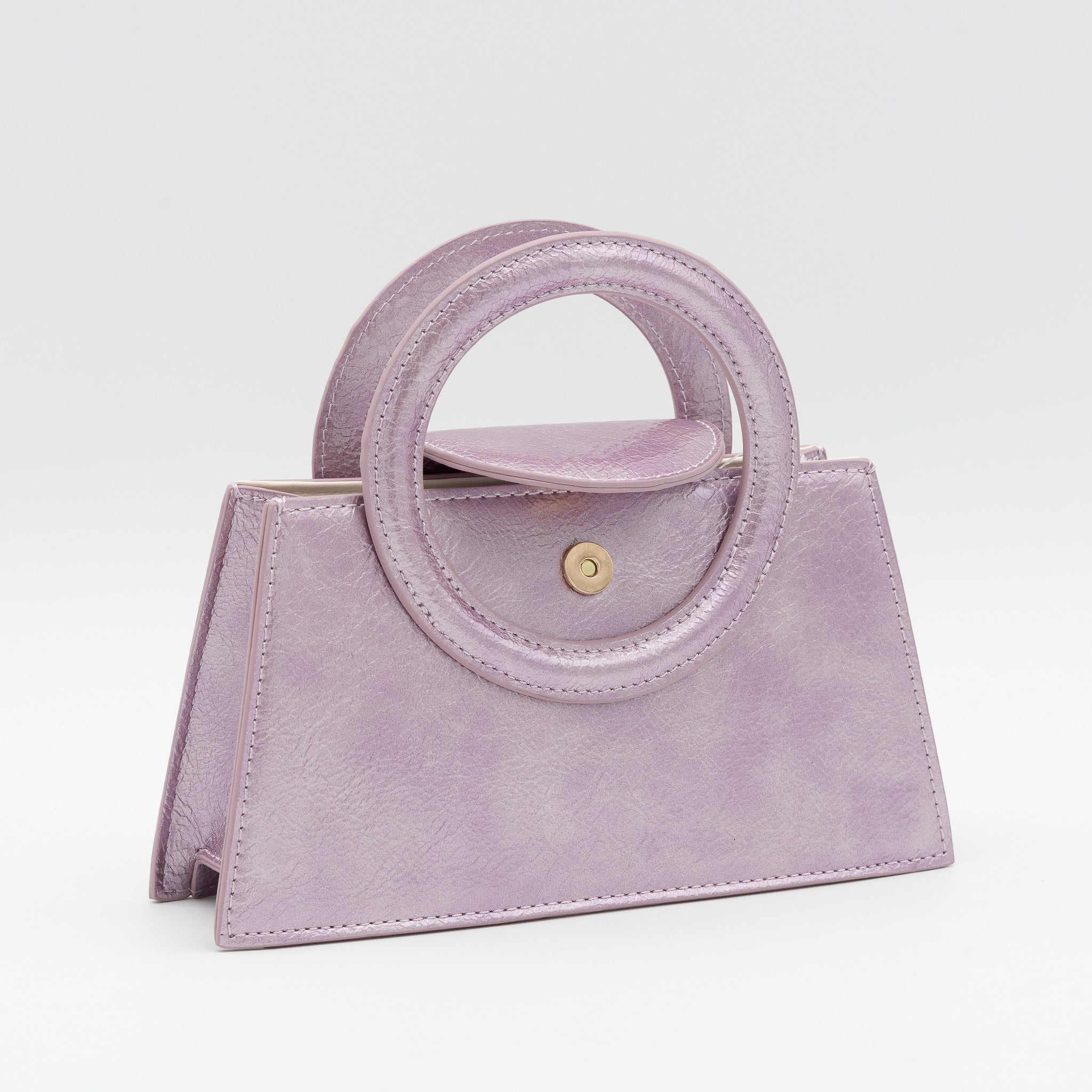 Bolso de mano rosa morado acharolado con asa circular rígida y cadena dorada desmontable