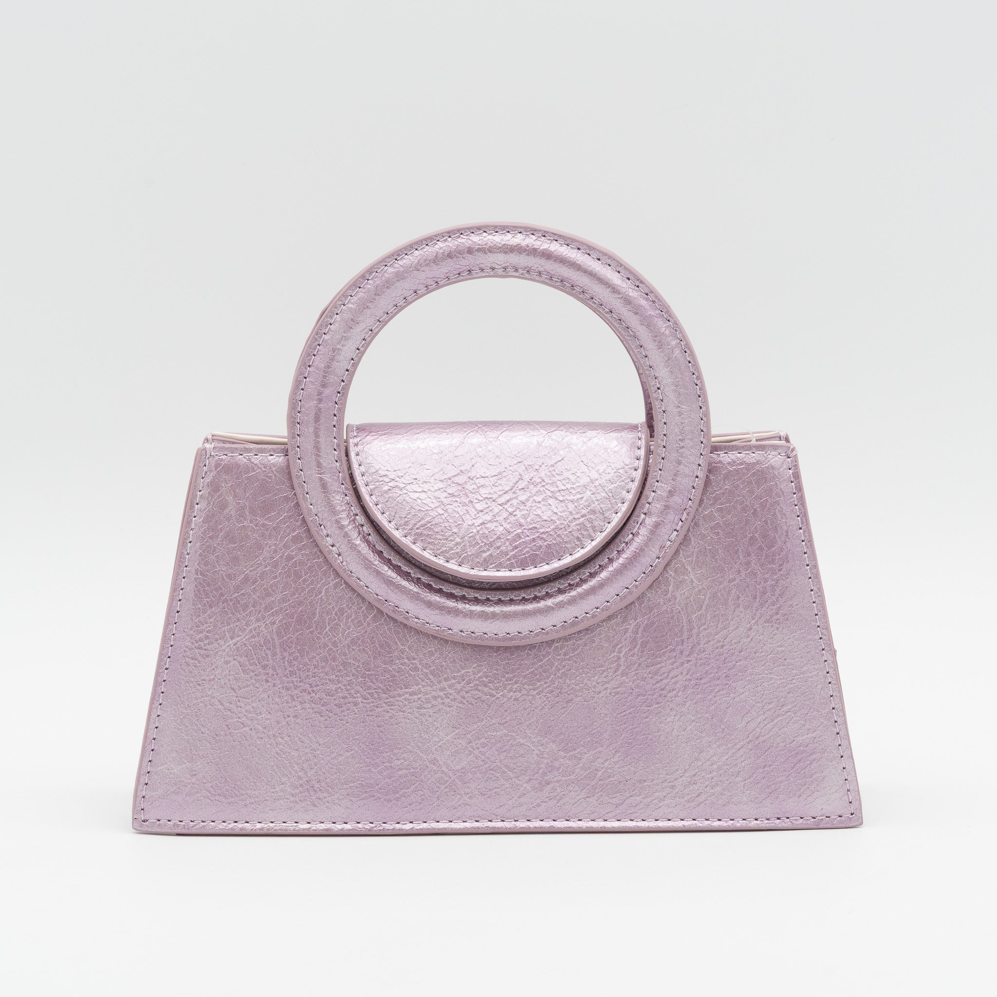 Bolso de mano rosa morado acharolado con asa circular rígida y cadena dorada desmontable
