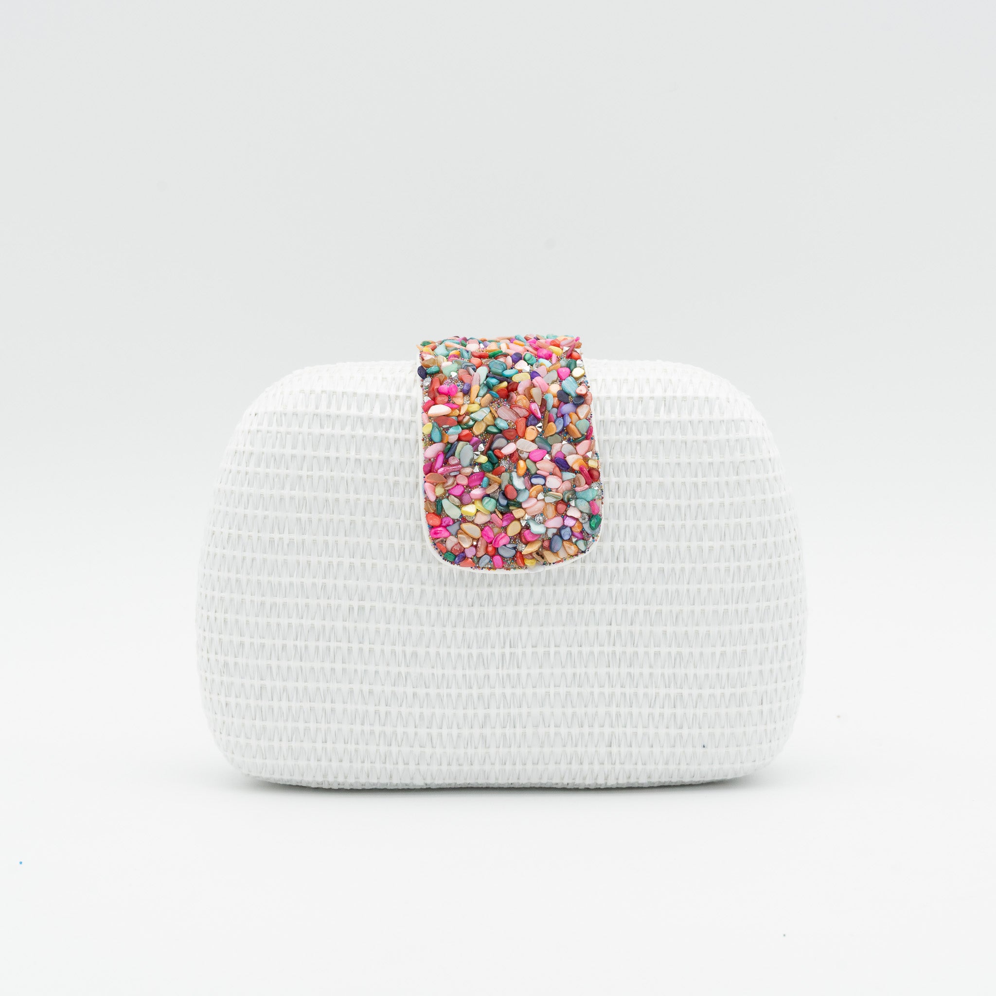 Bolso de fiesta en rafia blanco con solapa de piedras multicolor y cadena desmontable