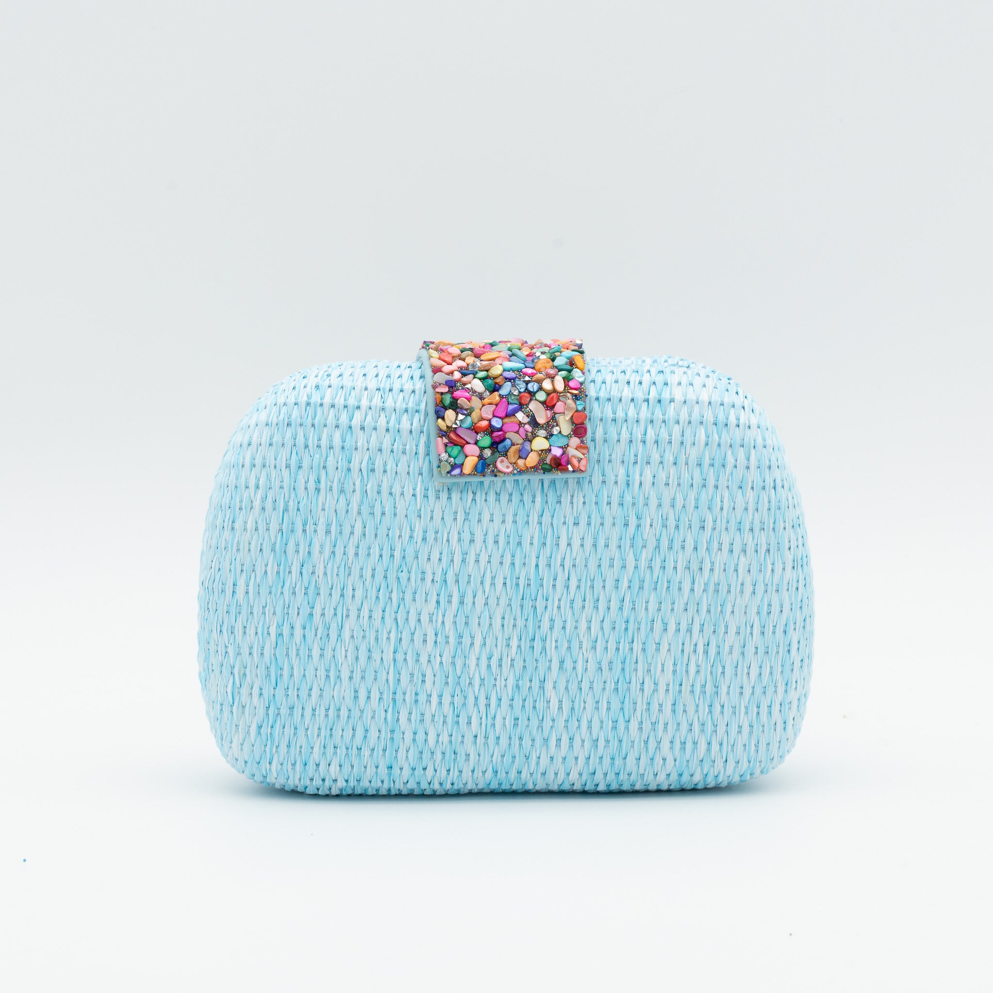 Bolso de fiesta en rafia celeste con solapa de piedras multicolor y cadena desmontable