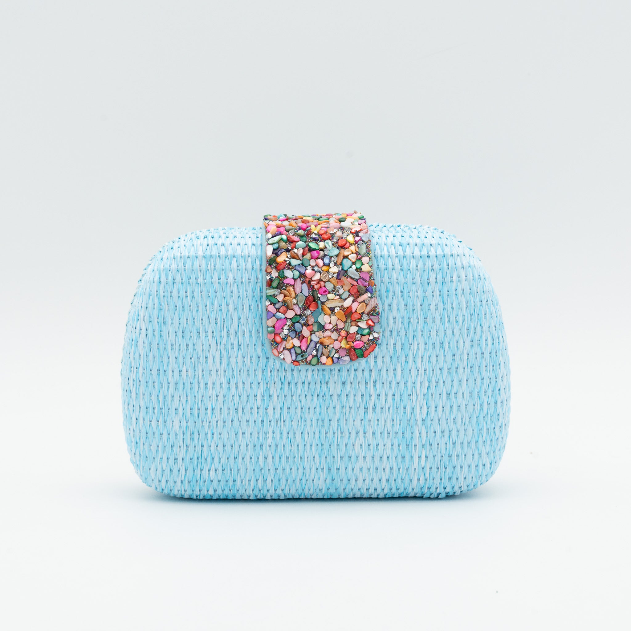 Bolso de fiesta en rafia celeste con solapa de piedras multicolor y cadena desmontable
