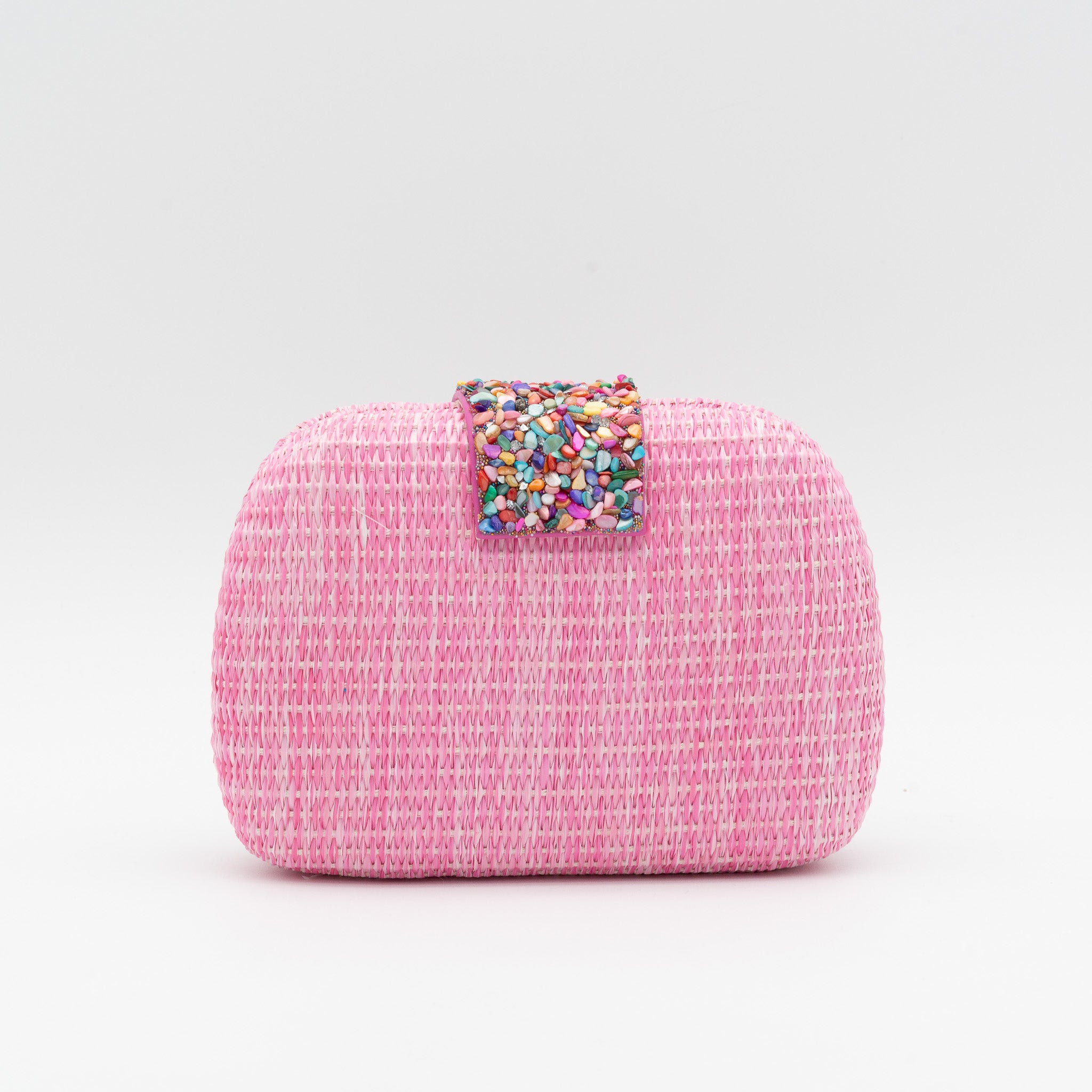 Bolso de fiesta en rafia fucsia con solapa de piedras multicolor y detalle de cadena dorada