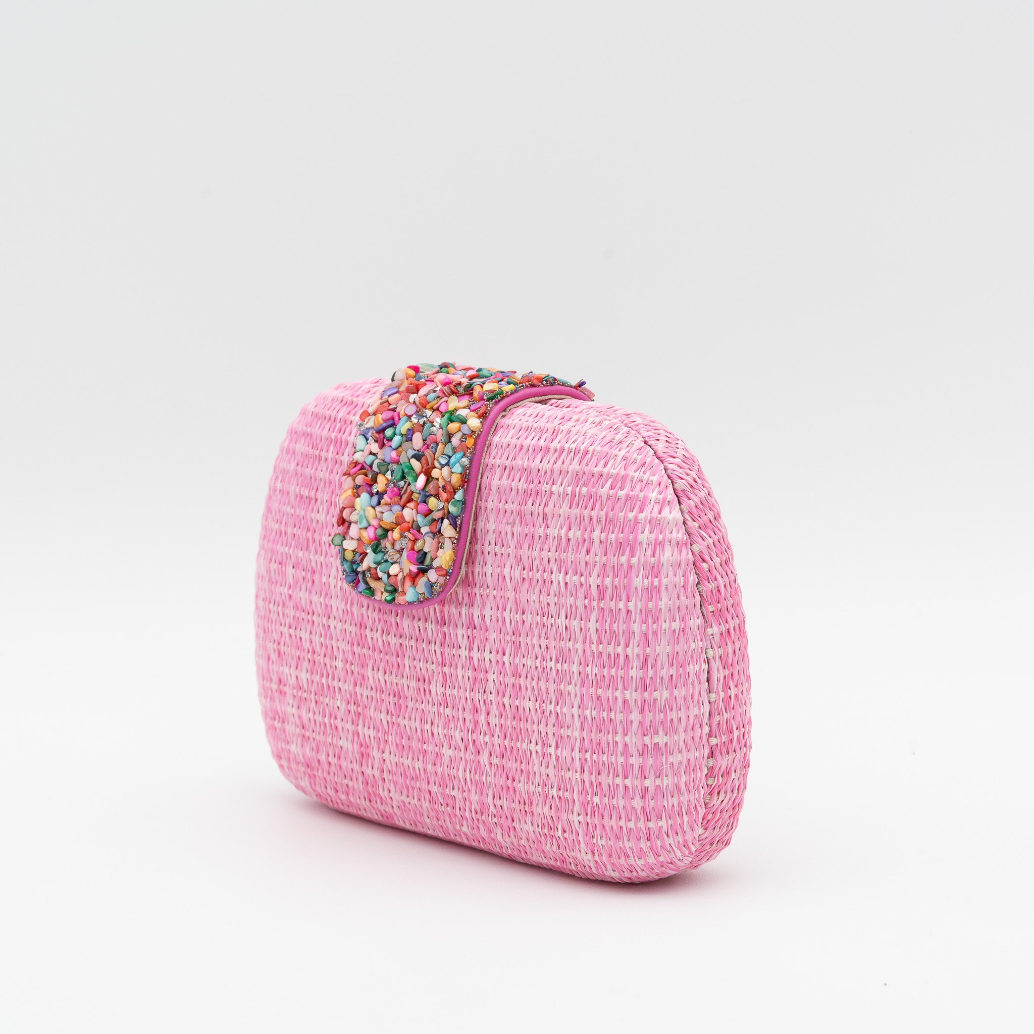 Bolso de fiesta en rafia fucsia con solapa de piedras multicolor y detalle de cadena dorada