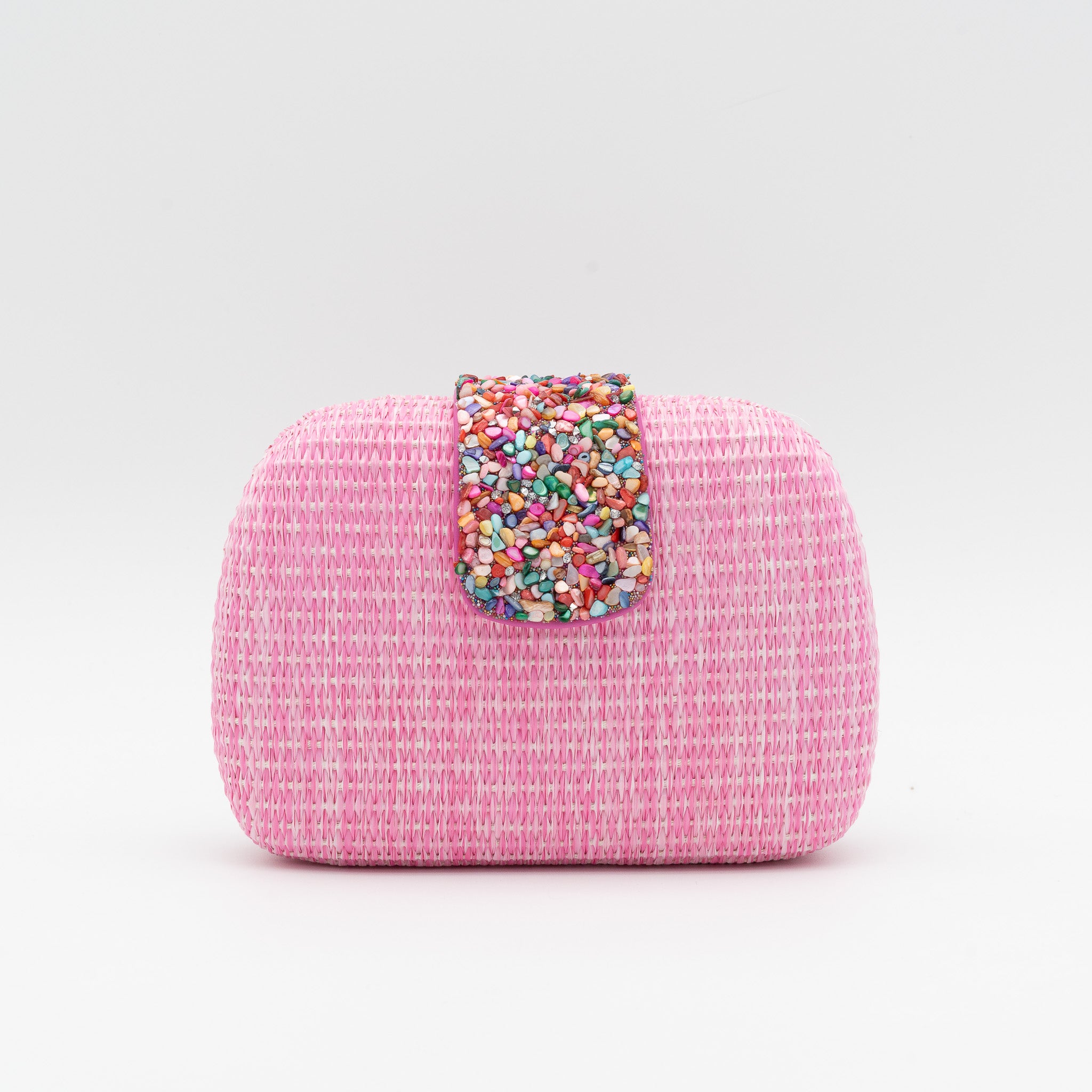 Bolso de fiesta en rafia fucsia con solapa de piedras multicolor y detalle de cadena dorada