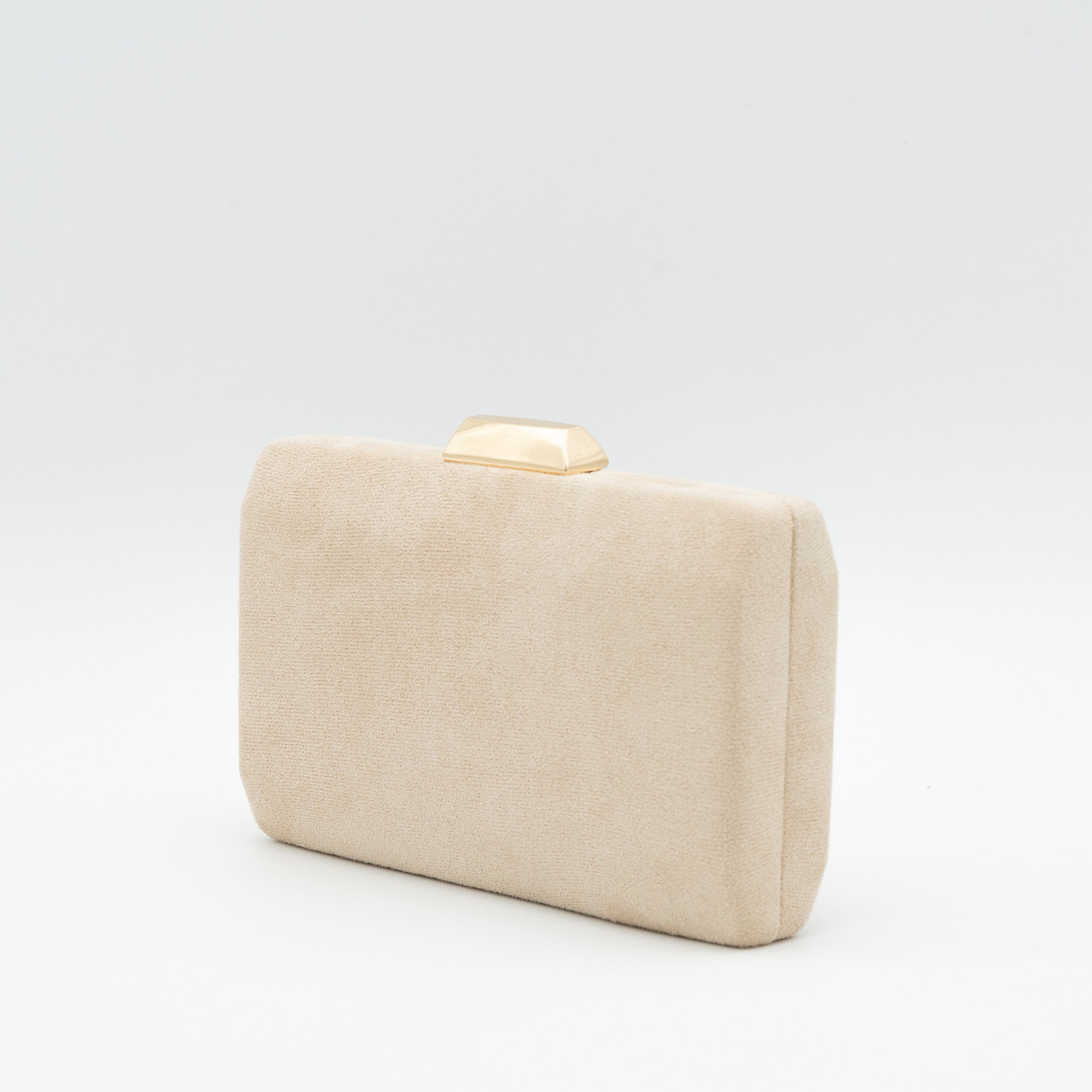 Clutch de fiesta en antelina con cierre metálico y cadena desmontable, perfecto para bodas y cócteles. Color beige