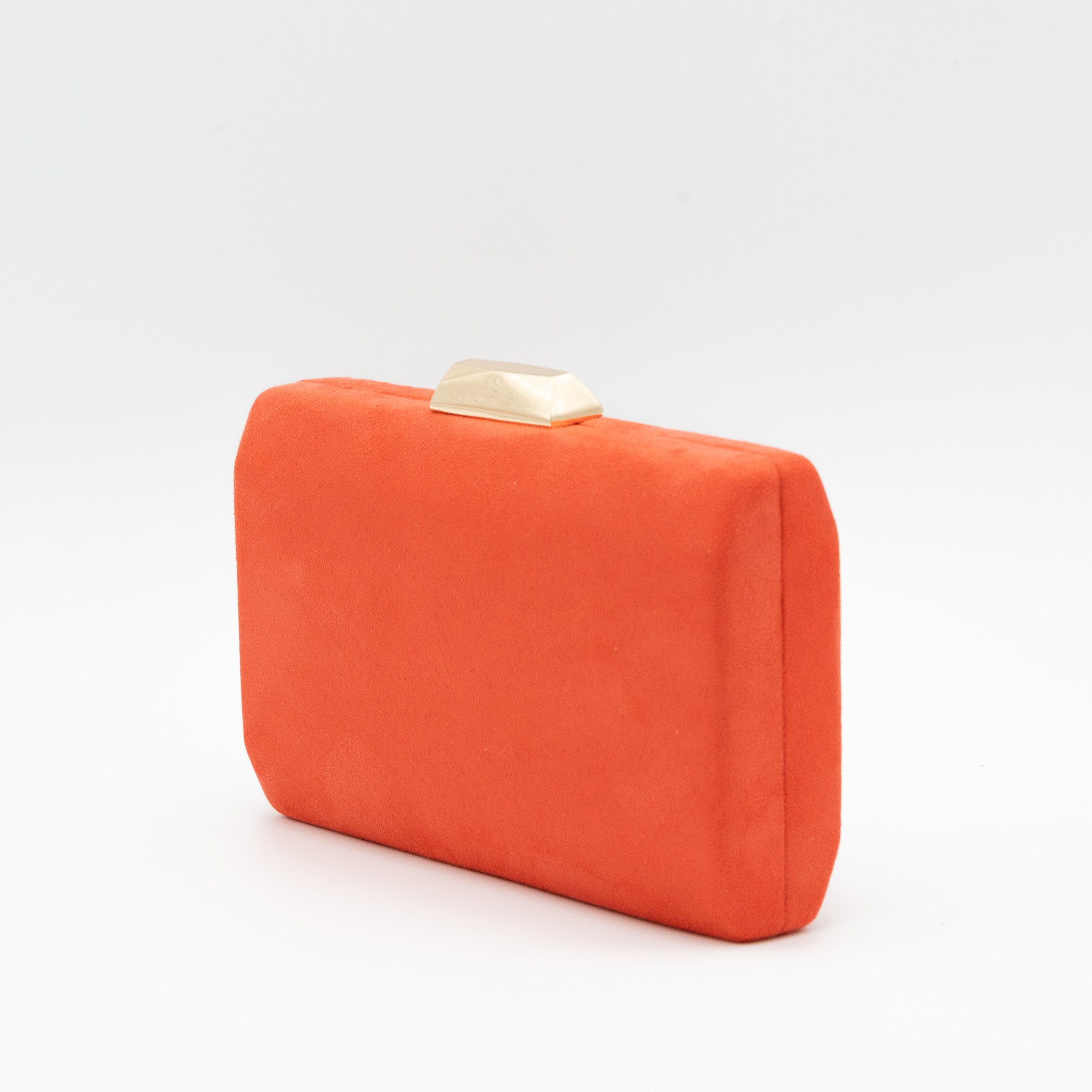 Clutch de fiesta en antelina con cierre metálico y cadena desmontable, perfecto para bodas y cócteles. Color coral