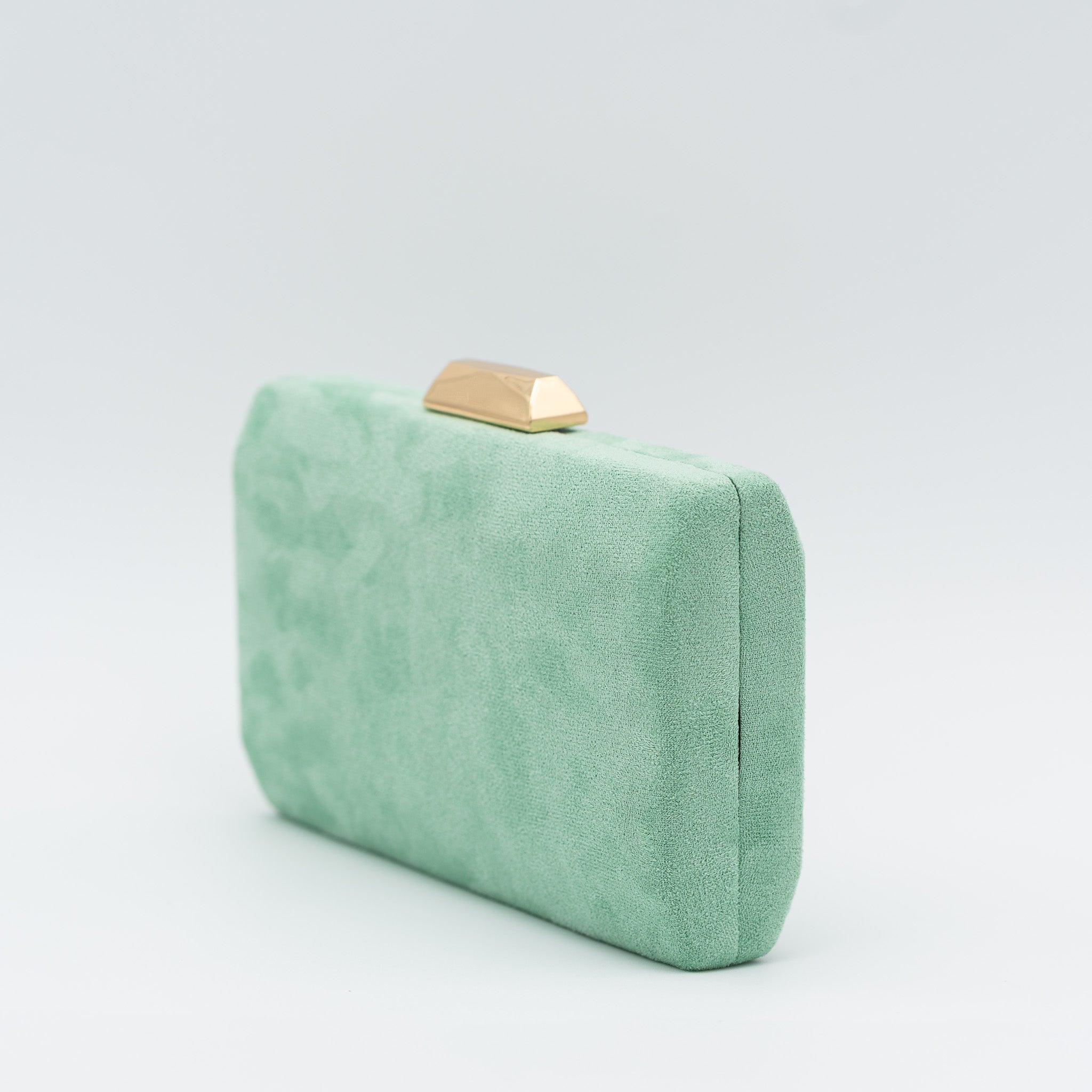 Clutch de fiesta en antelina con cierre metálico y cadena desmontable, perfecto para bodas y cócteles. Color verde agua