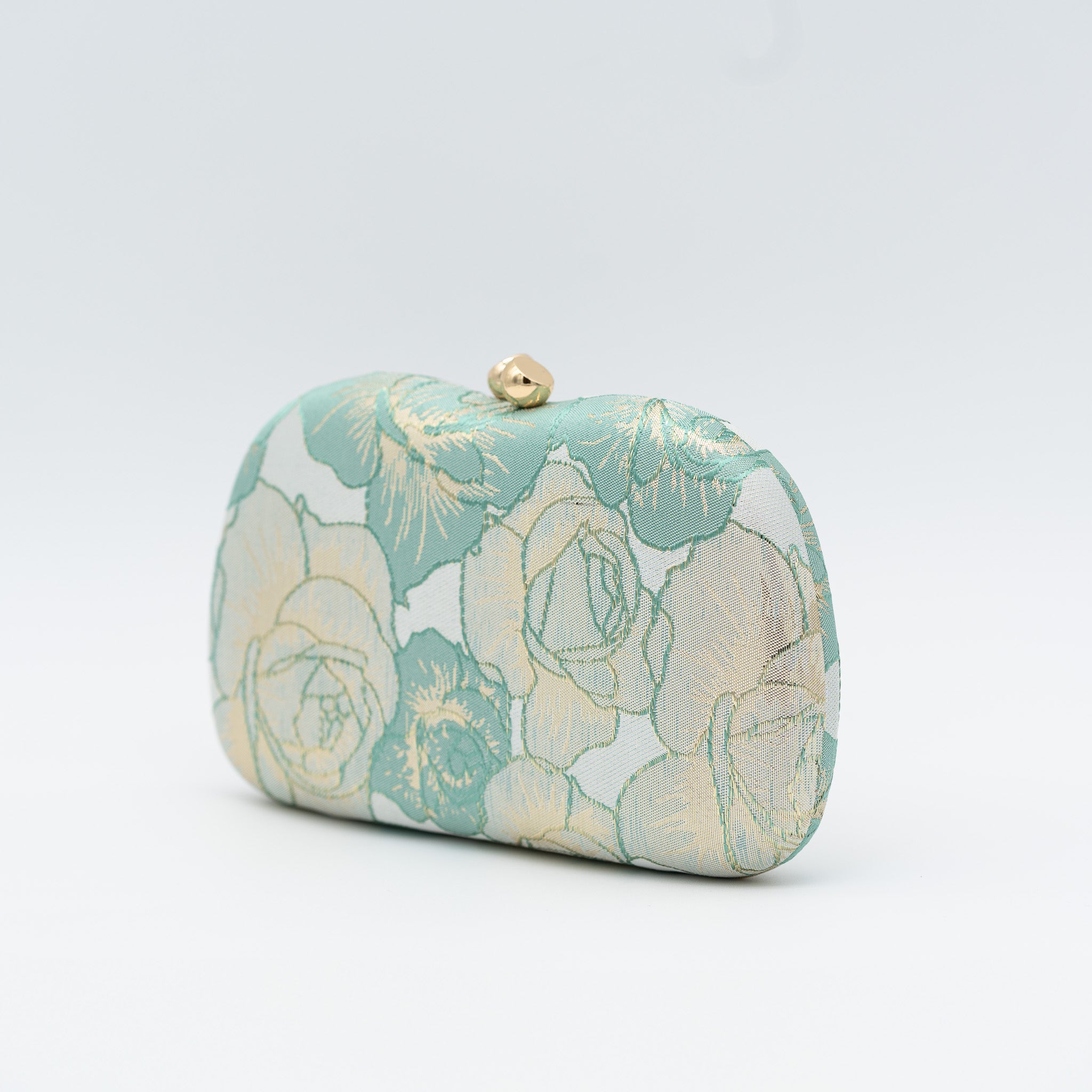 Clutch de fiesta con bordado de rosas, cierre de bolitas y cadena desmontable. Color verde claro