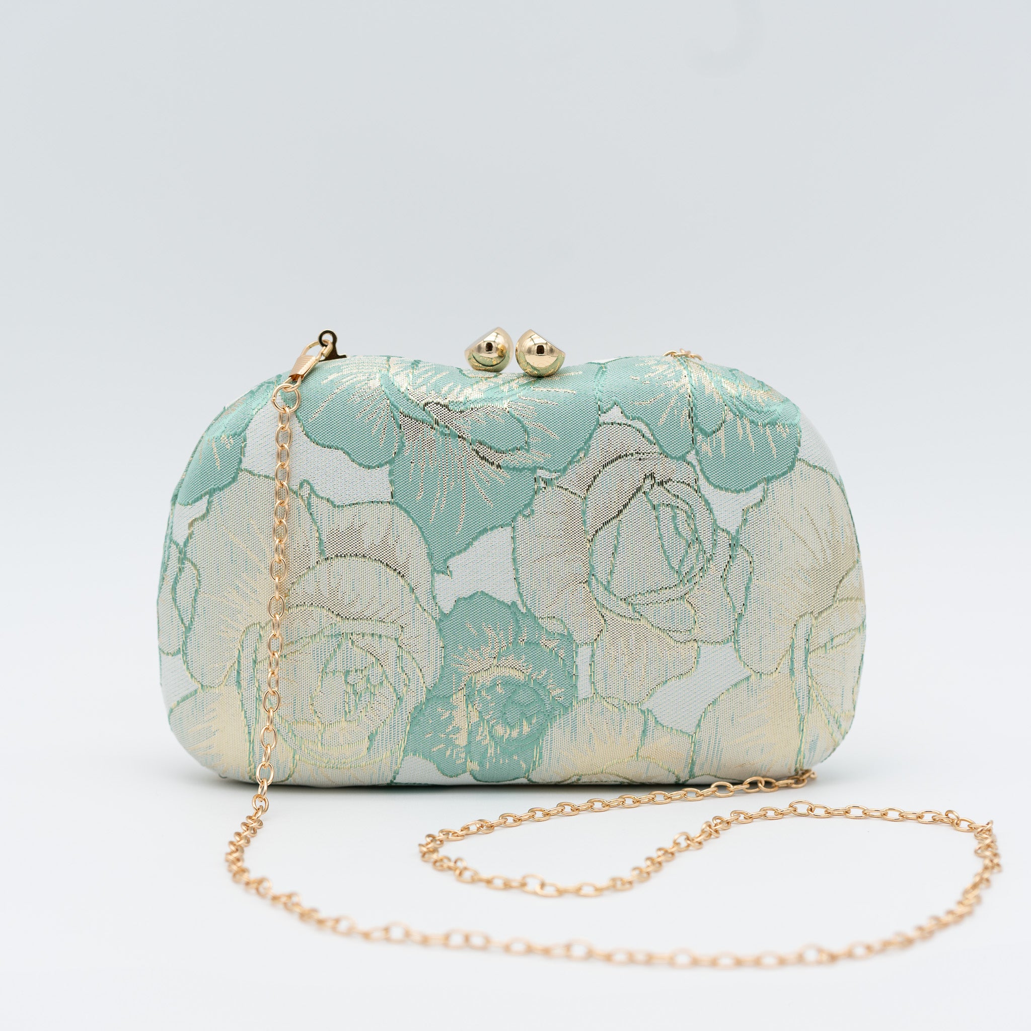 Clutch de fiesta con bordado de rosas, cierre de bolitas y cadena desmontable. Color verde claro