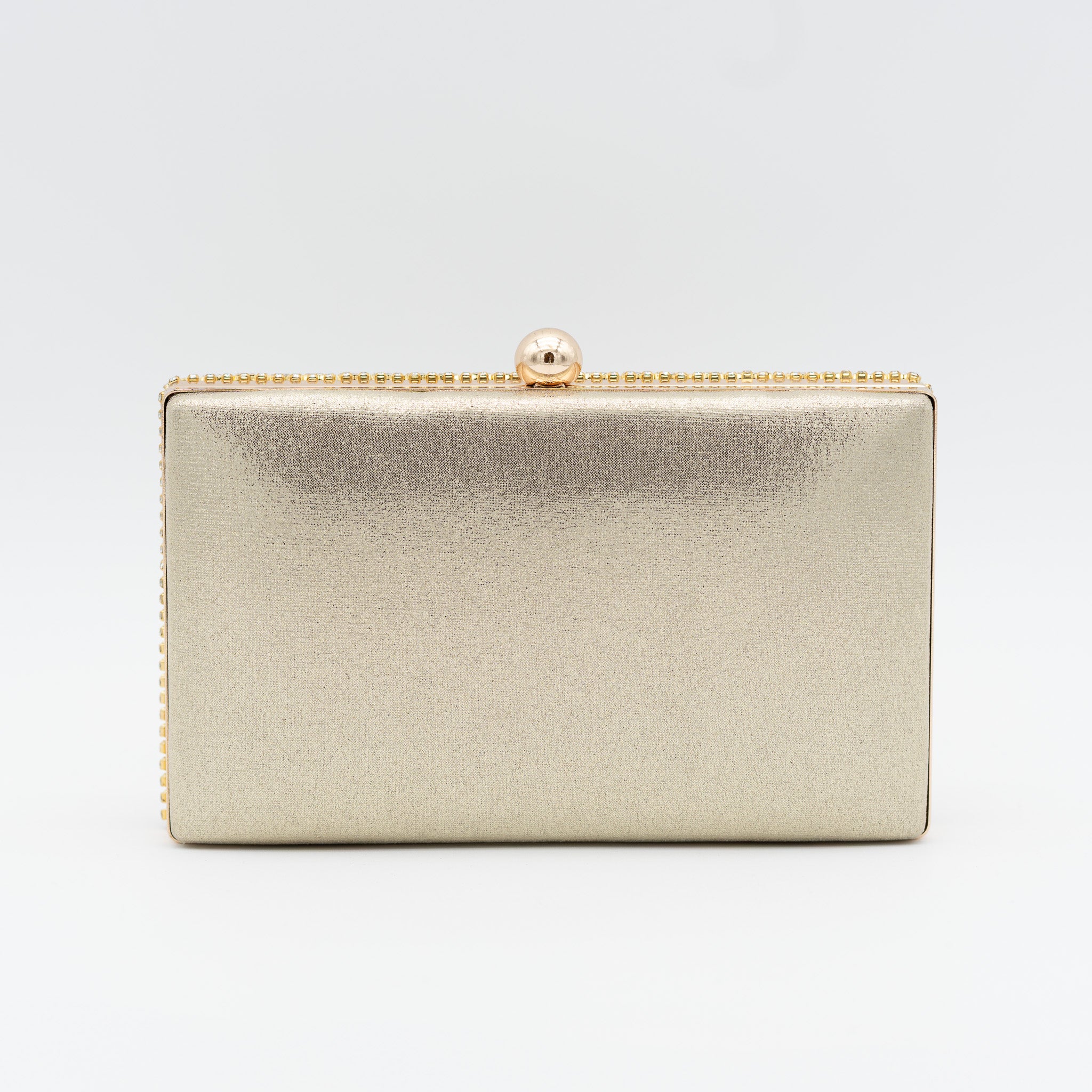 Clutch de fiesta raso oro con flecos de pedrería, cierre de bola y cadena desmontable, ideal para bodas y cócteles