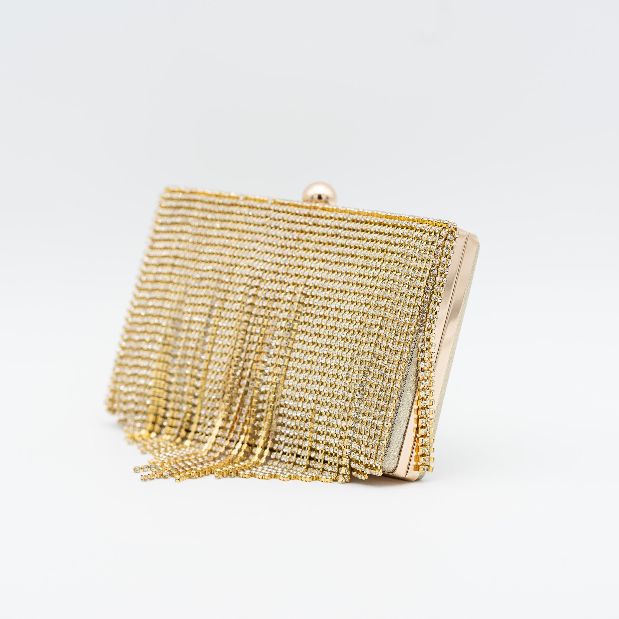 Clutch de fiesta raso oro con flecos de pedrería, cierre de bola y cadena desmontable, ideal para bodas y cócteles