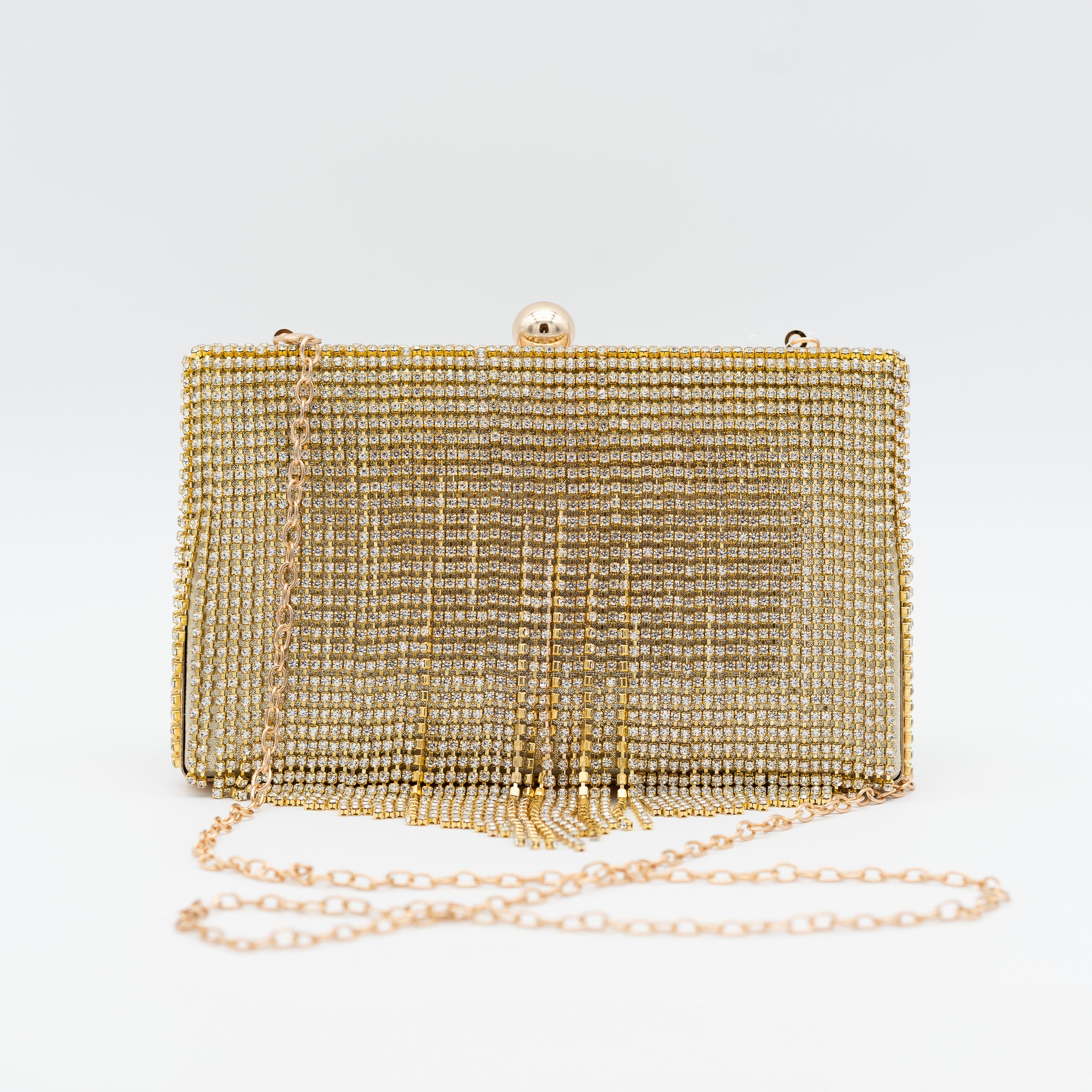Clutch de fiesta raso oro con flecos de pedrería, cierre de bola y cadena desmontable, ideal para bodas y cócteles