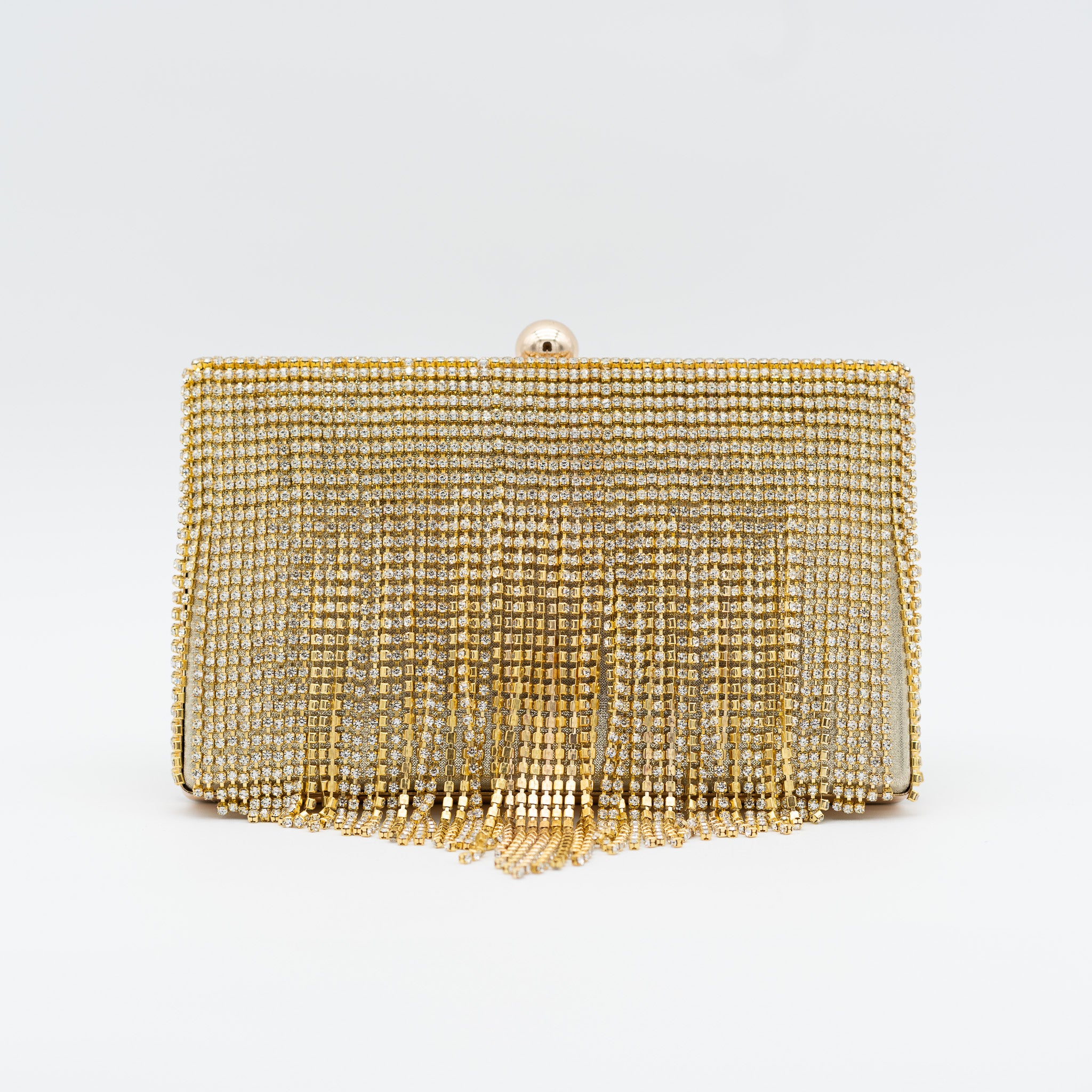 Clutch de fiesta raso oro con flecos de pedrería, cierre de bola y cadena desmontable, ideal para bodas y cócteles