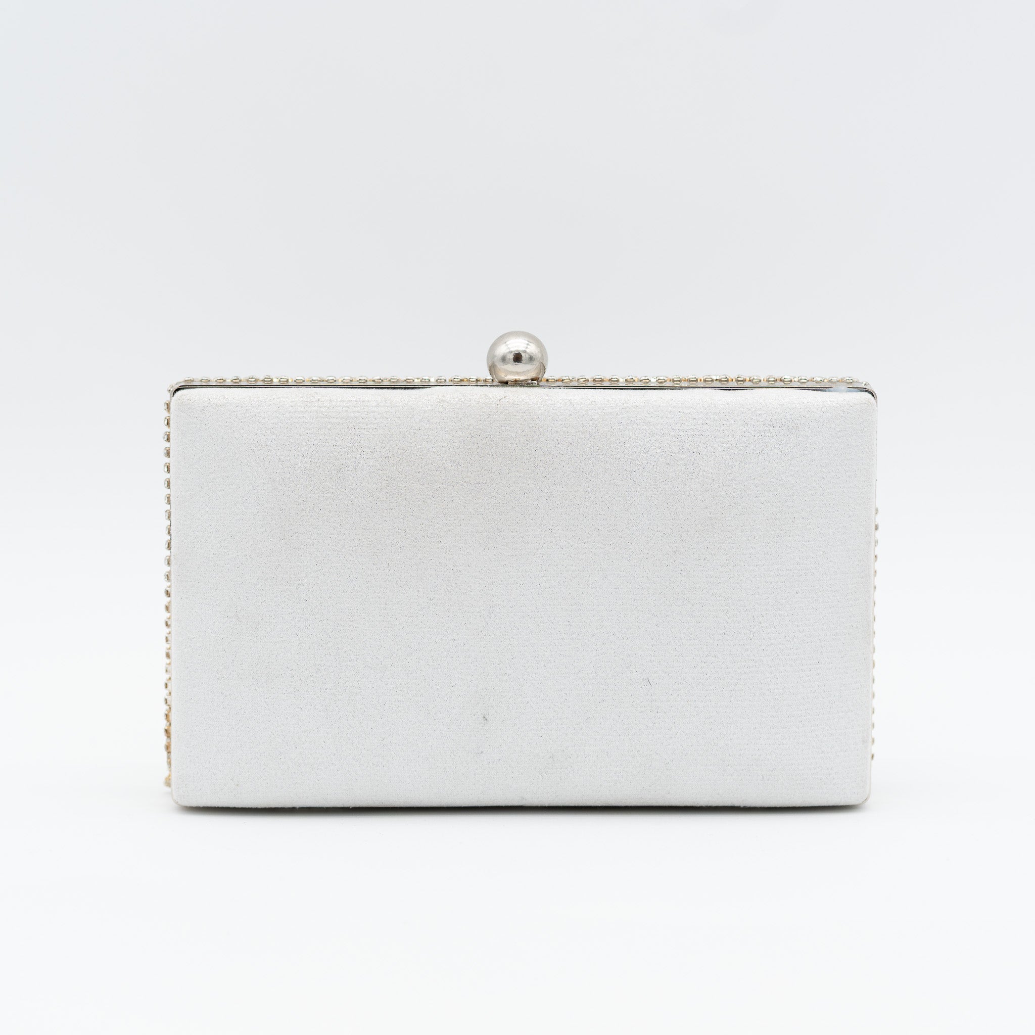 Clutch de fiesta raso plata con flecos de pedrería, cierre de bola y cadena desmontable, ideal para bodas y cócteles