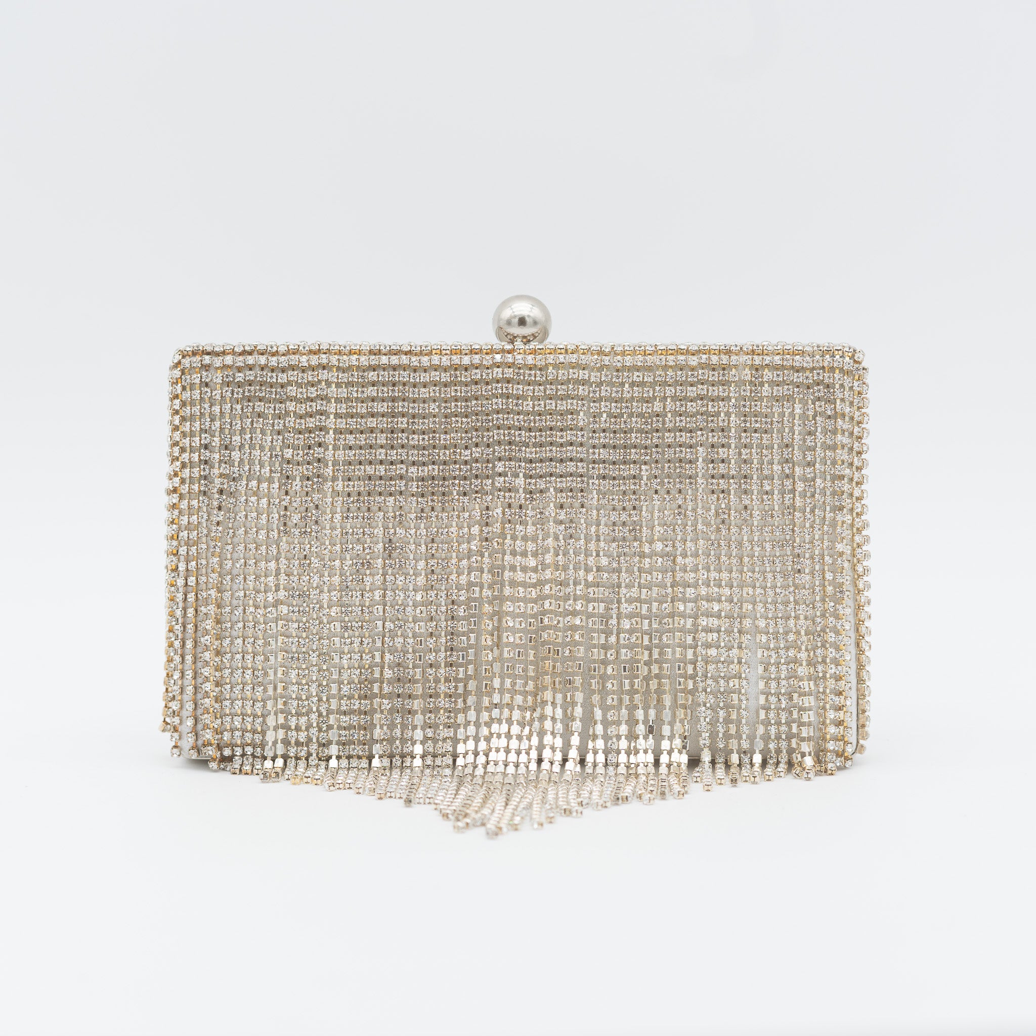 Clutch de fiesta raso plata con flecos de pedrería, cierre de bola y cadena desmontable, ideal para bodas y cócteles