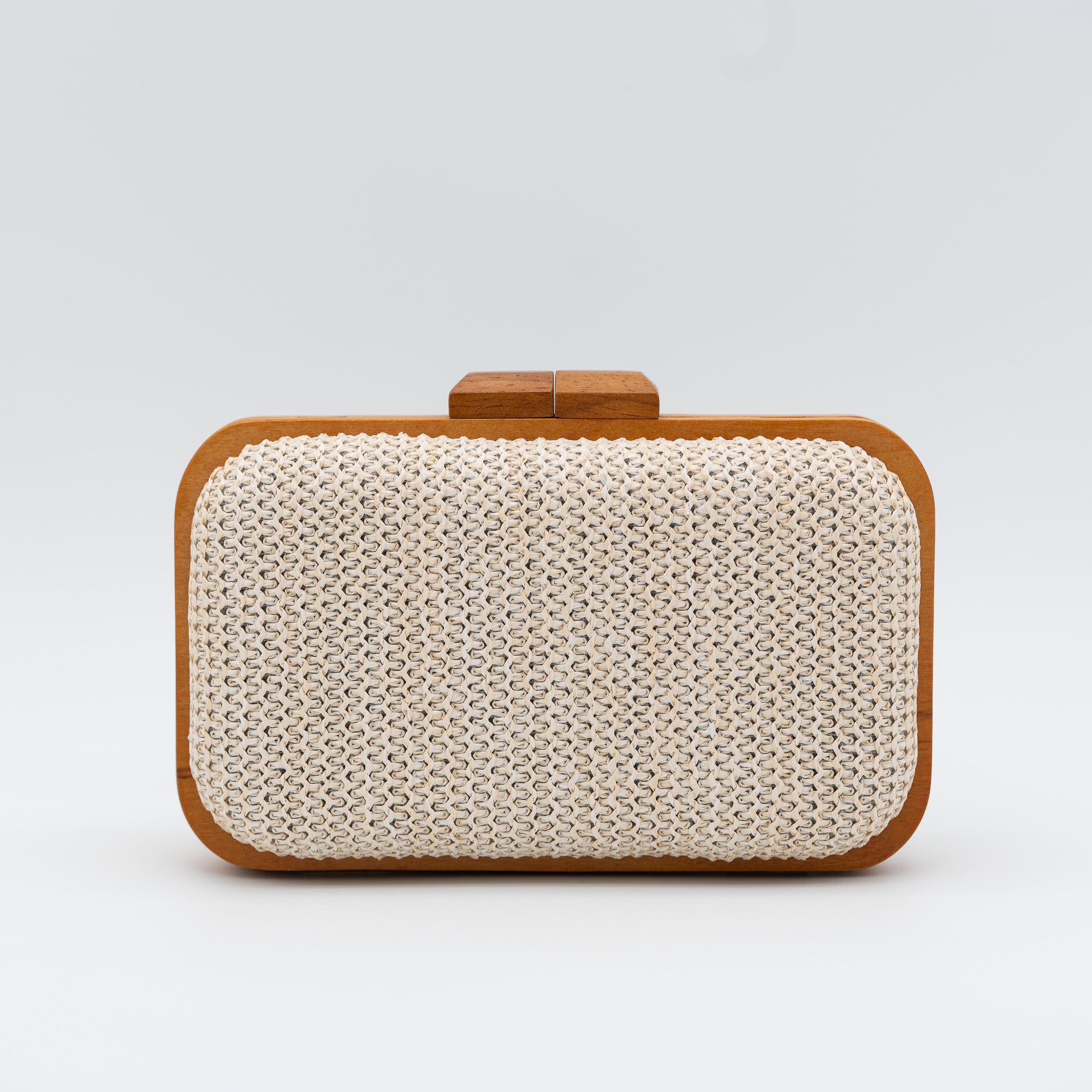 Clutch de fiesta beige con estructura de madera y rafia, cadena desmontable y cierre superior