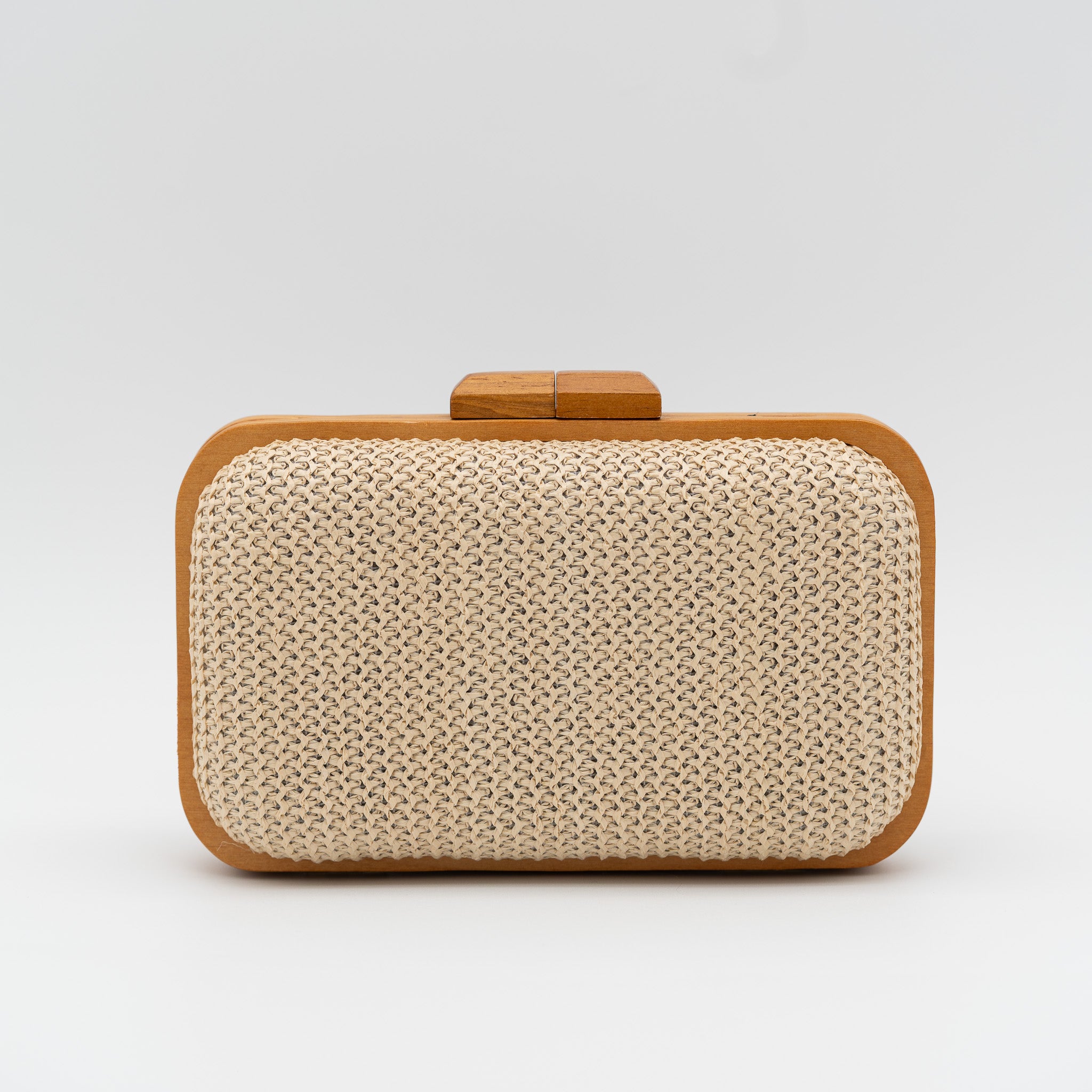 Clutch de fiesta con estructura de madera y rafia natural, cadena desmontable y cierre superior