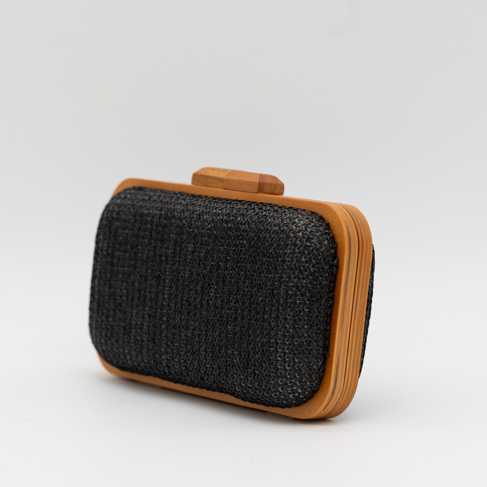 Clutch de fiesta negro con estructura de madera y rafia, cadena desmontable y cierre superior