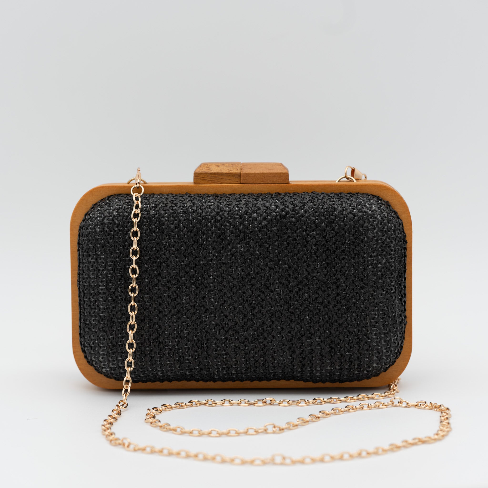Clutch de fiesta negro con estructura de madera y rafia, cadena desmontable y cierre superior