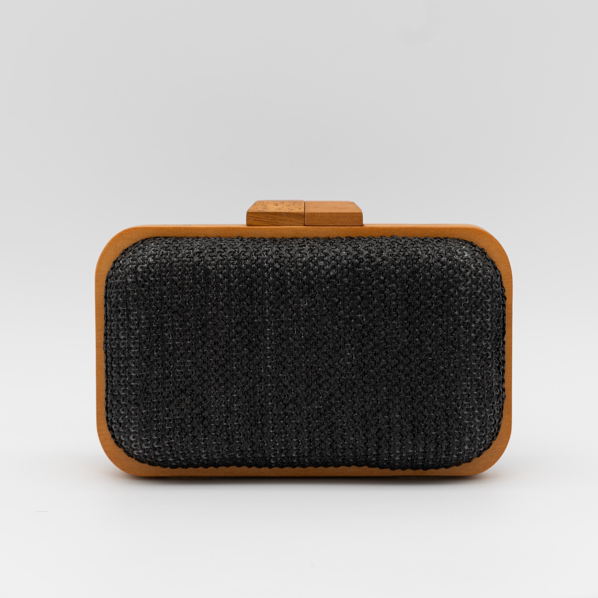 Clutch de fiesta negro con estructura de madera y rafia, cadena desmontable y cierre superior