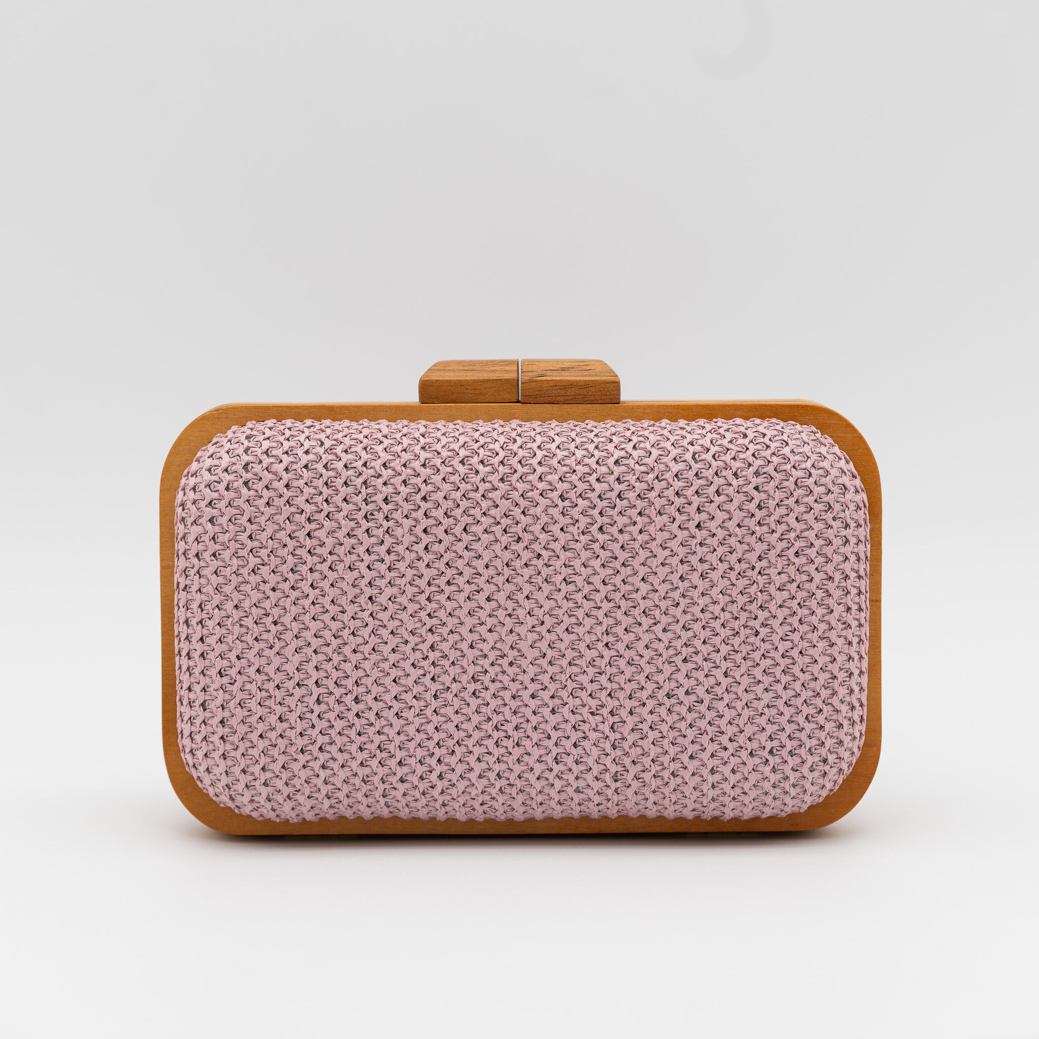 Clutch de fiesta rosa con estructura de madera y rafia, cadena desmontable y cierre superior