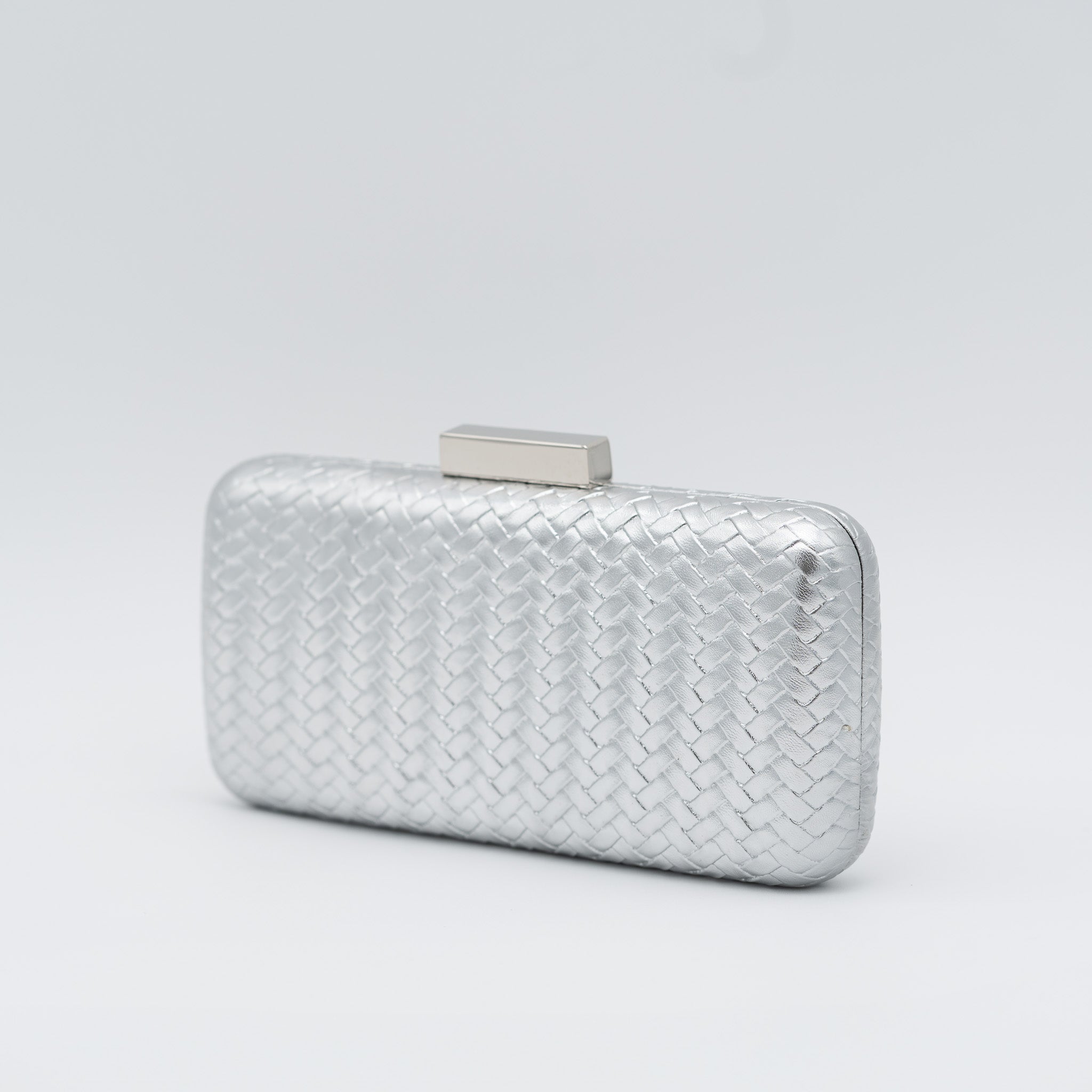 Clutch de fiesta rectangular con efecto trenzado metalizado plata, cierre tipo barra y cadena desmontable