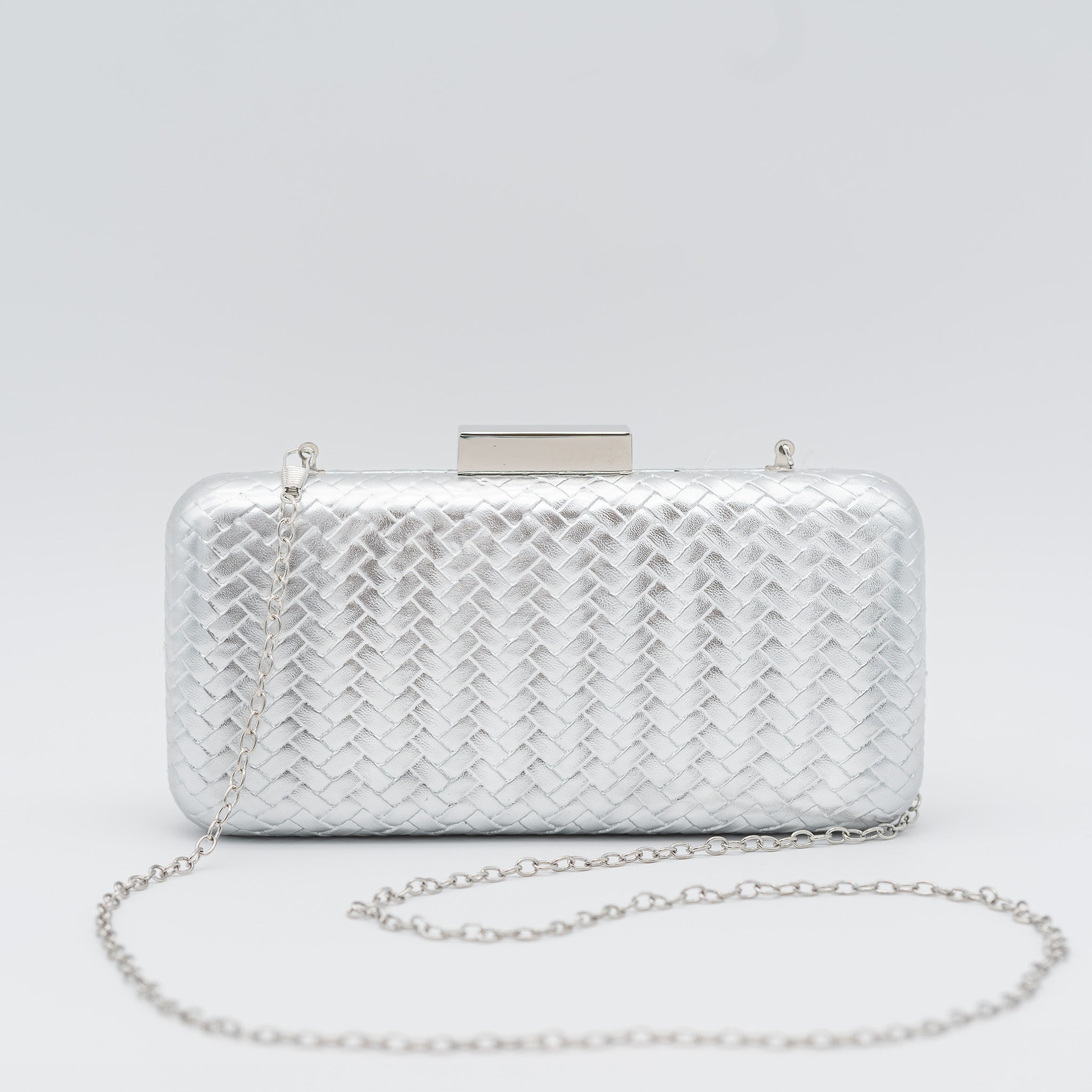 Clutch de fiesta rectangular con efecto trenzado metalizado plata, cierre tipo barra y cadena desmontable