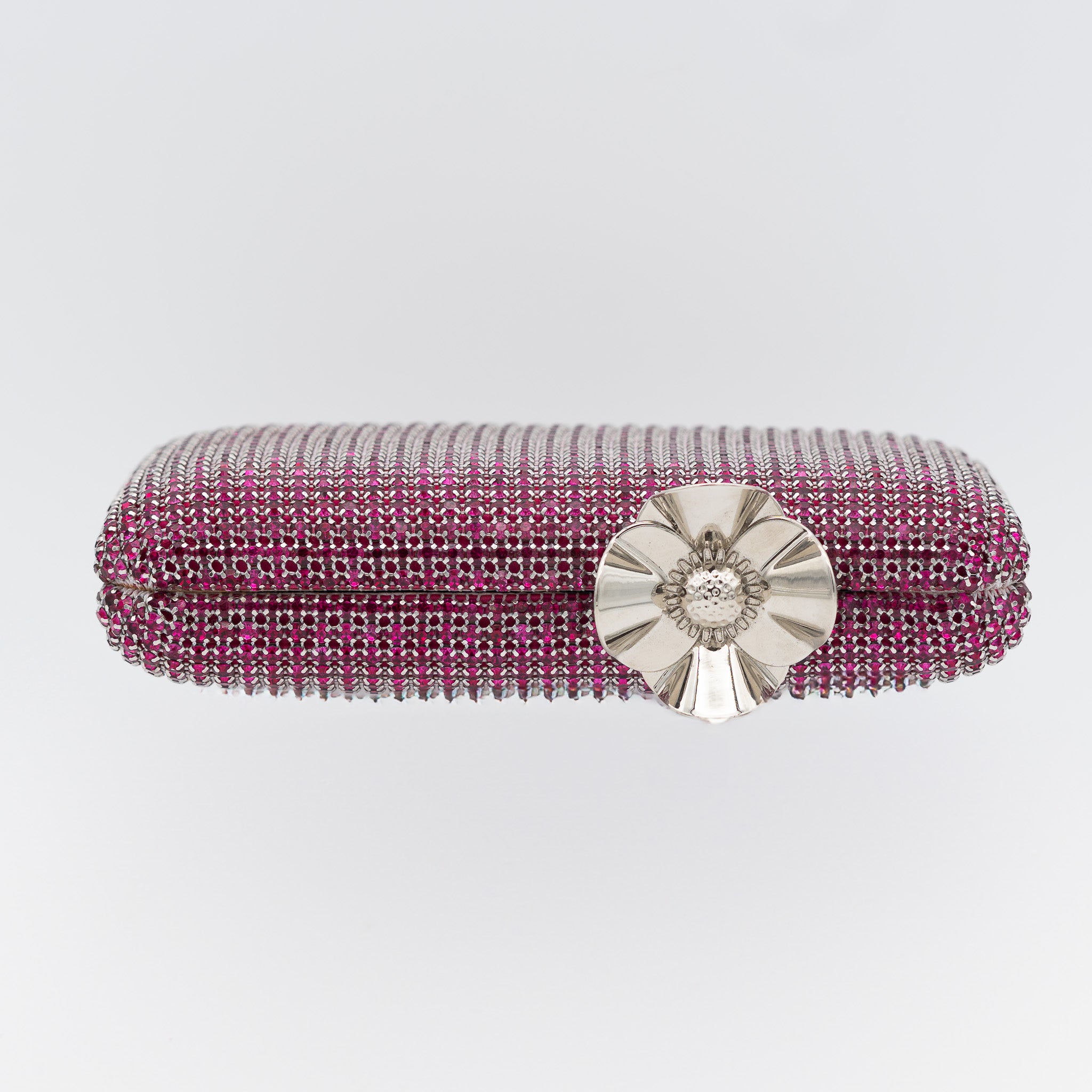 Clutch de fiesta con pedrería buganvilla, cierre en forma de flor y cadena desmontable, ideal para bodas y cócteles