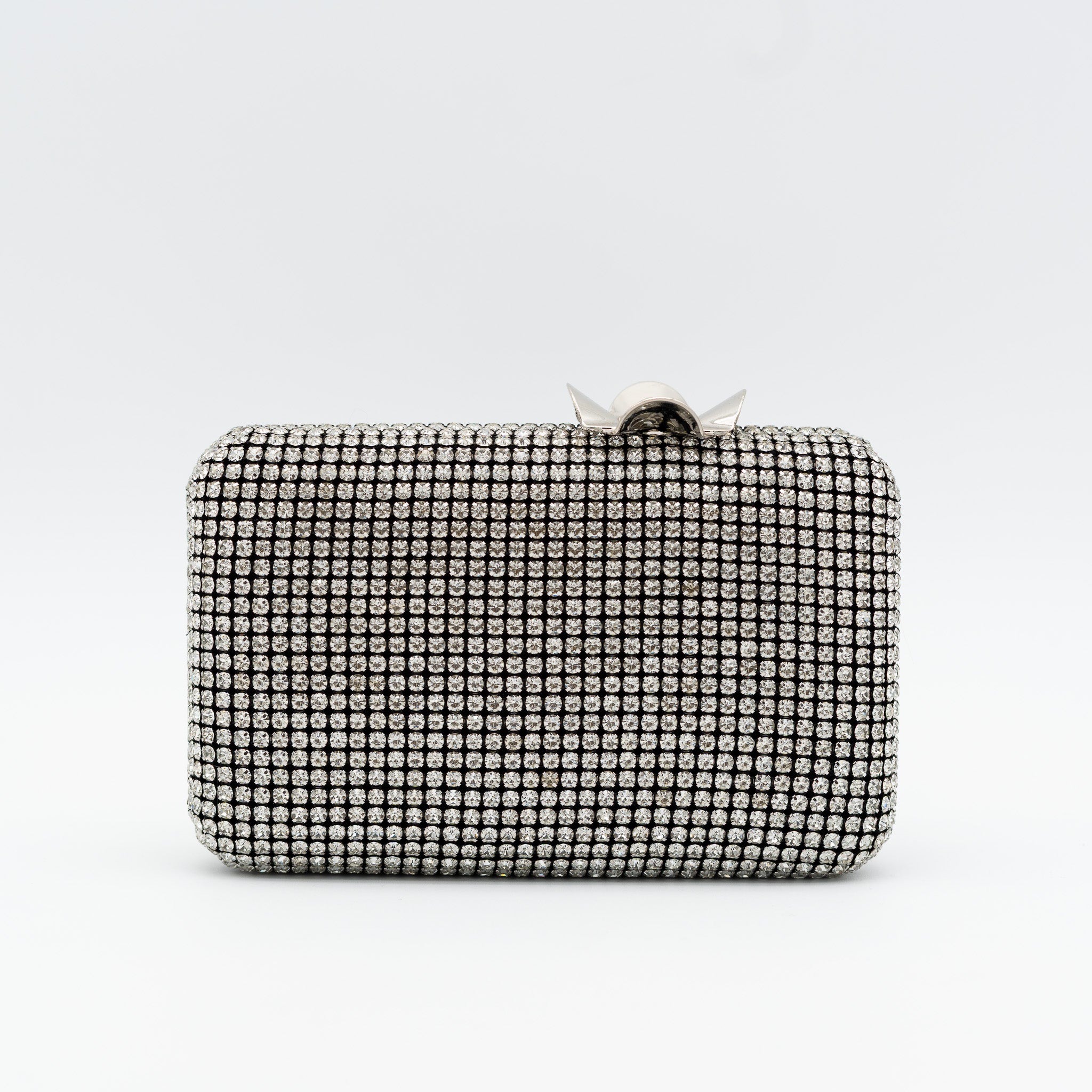 Clutch de fiesta con pedrería negro plata, cierre en forma de flor y cadena desmontable, ideal para bodas y cócteles