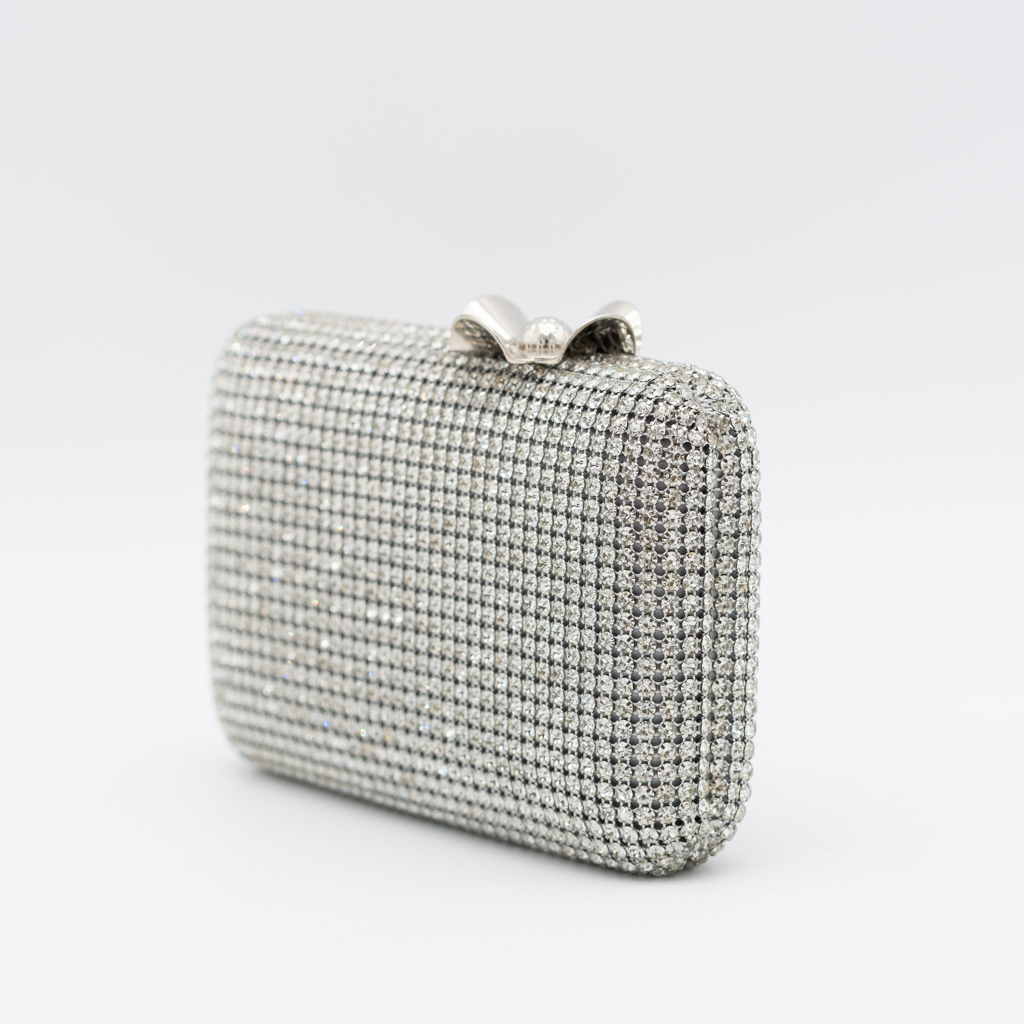 Clutch de fiesta con pedrería plata, cierre en forma de flor y cadena desmontable, ideal para bodas y cócteles