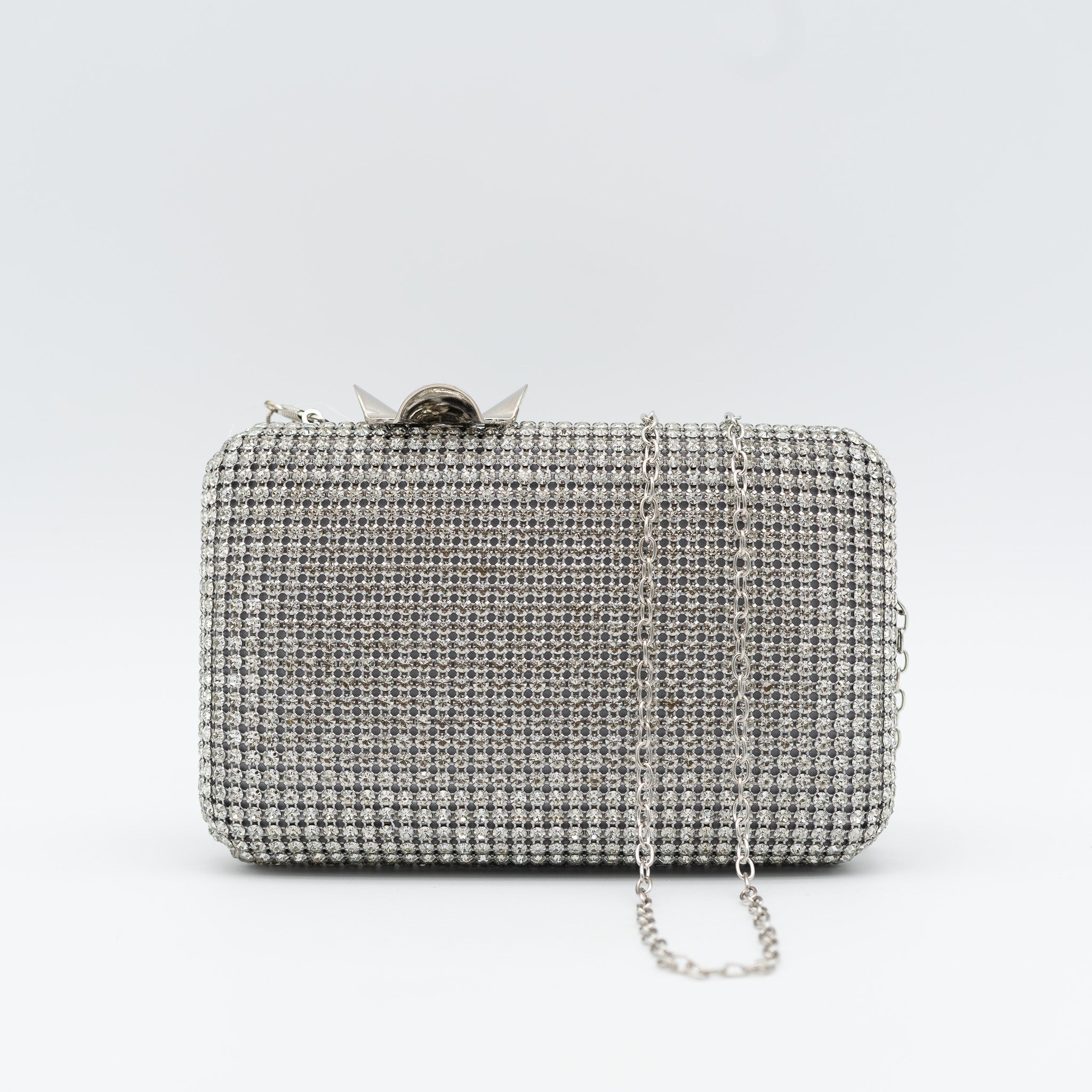 Clutch de fiesta con pedrería plata, cierre en forma de flor y cadena desmontable, ideal para bodas y cócteles