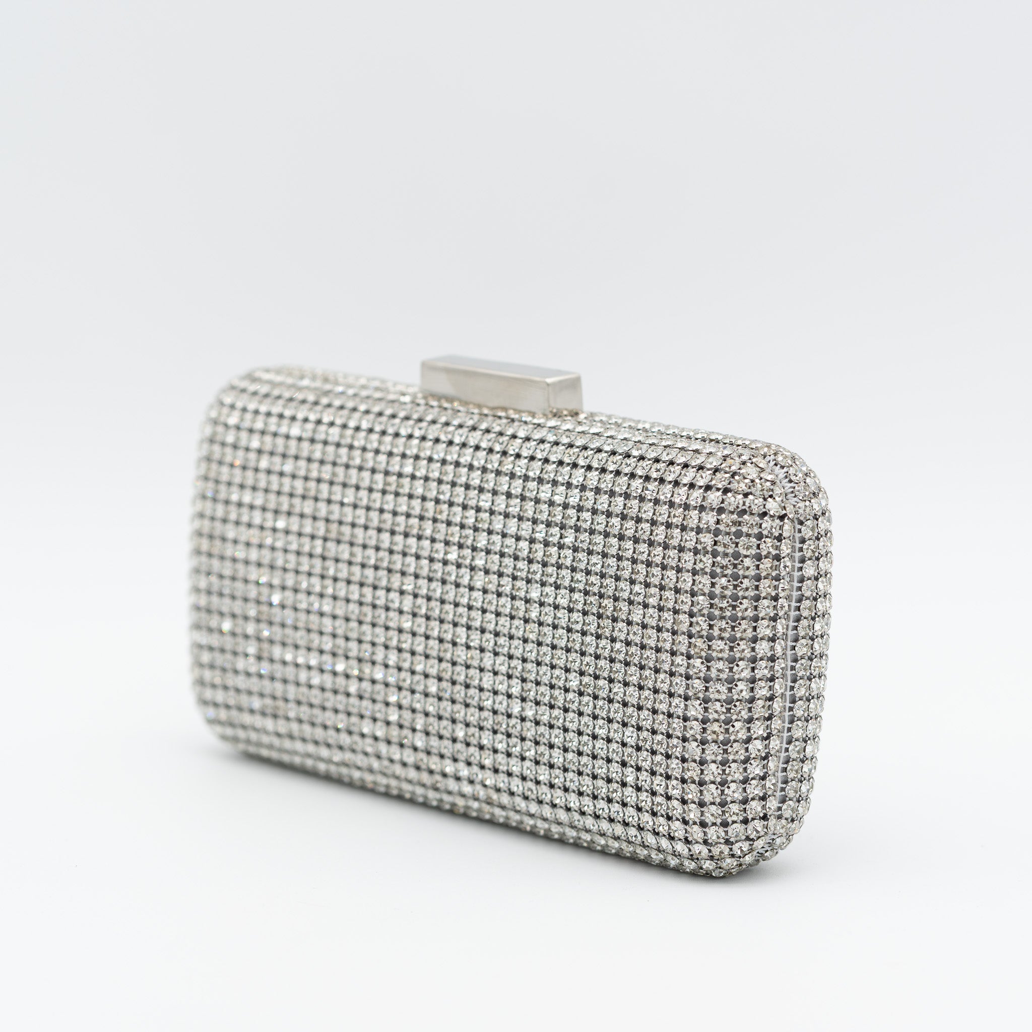 Clutch de fiesta plata con pedrería completa, cierre metálico y cadena desmontable, ideal para bodas y cócteles