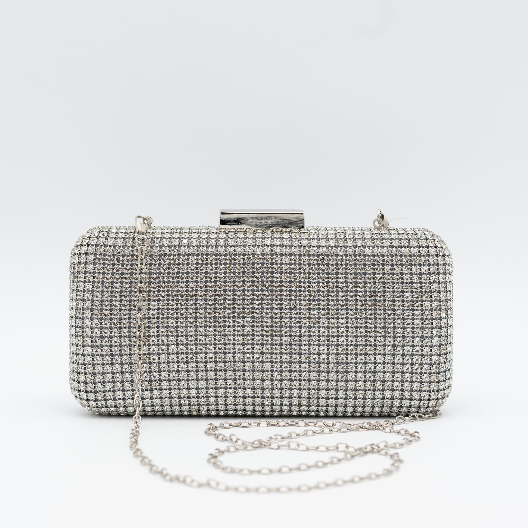 Clutch de fiesta plata con pedrería completa, cierre metálico y cadena desmontable, ideal para bodas y cócteles
