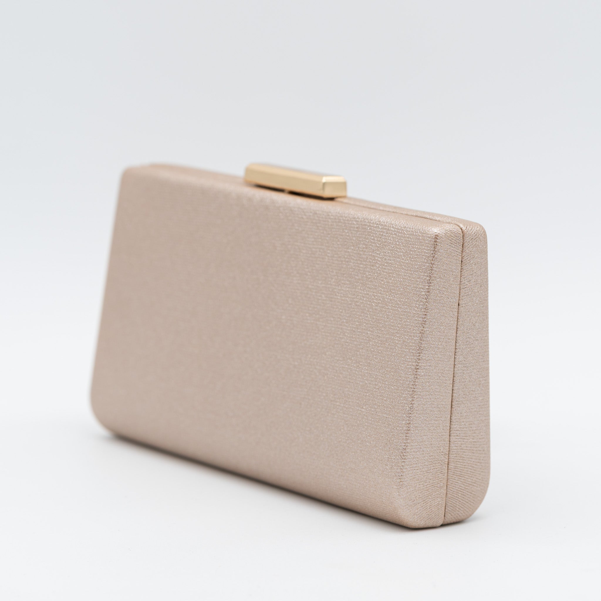 Clutch de fiesta en polipiel con acabado brillante champán, cierre metálico y cadena desmontable, ideal para bodas y cócteles