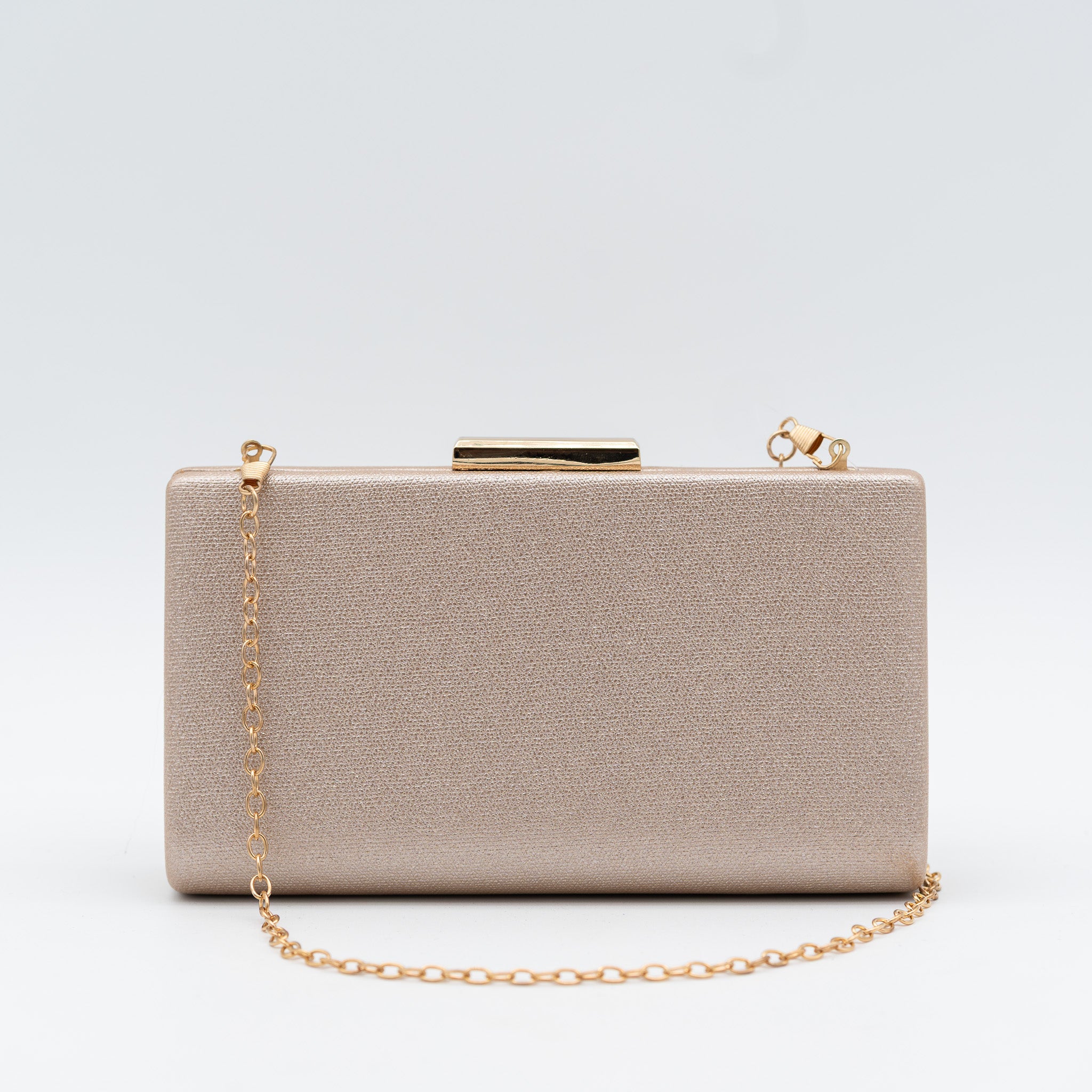 Clutch de fiesta en polipiel con acabado brillante champán, cierre metálico y cadena desmontable, ideal para bodas y cócteles