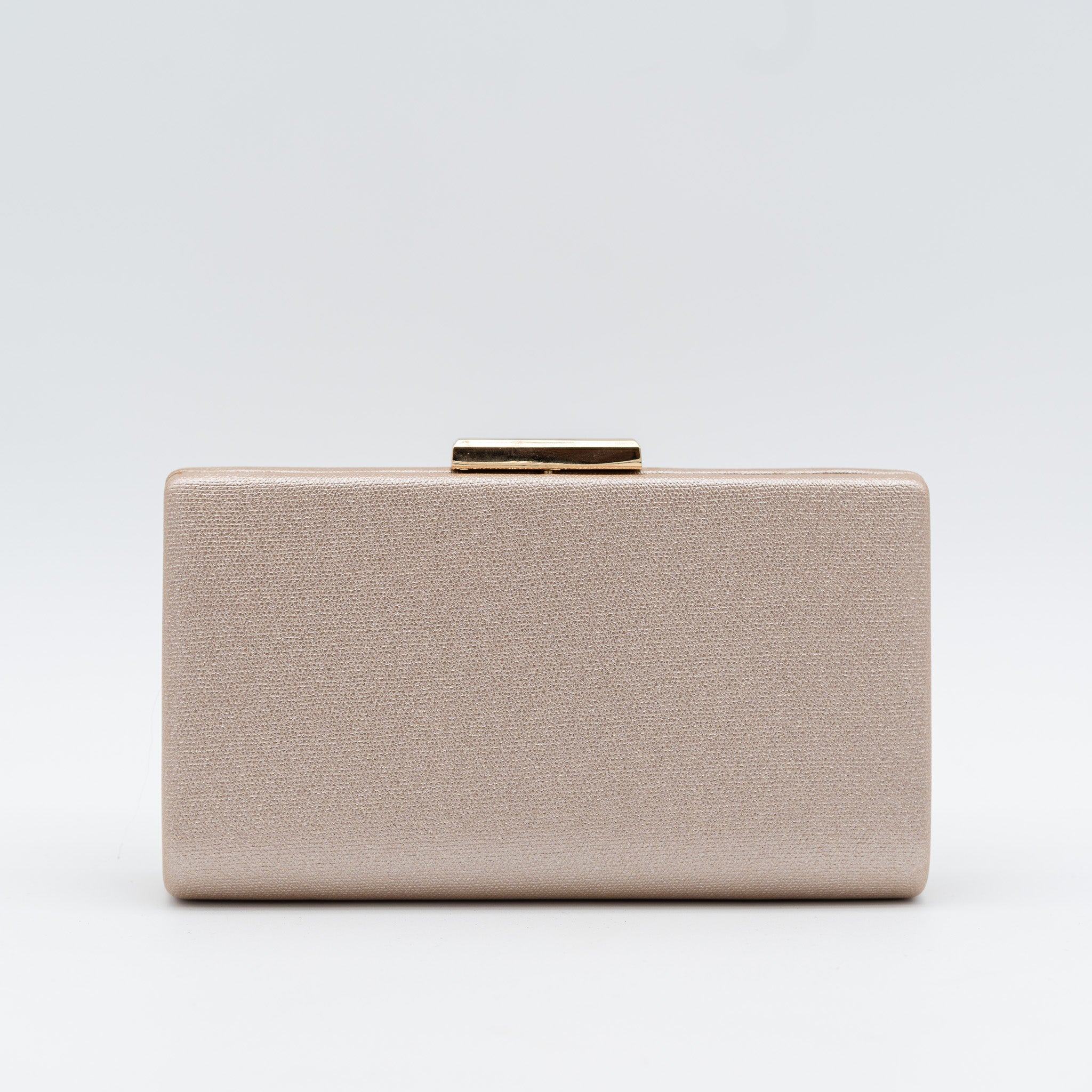 Clutch de fiesta en polipiel con acabado brillante champán, cierre metálico y cadena desmontable, ideal para bodas y cócteles