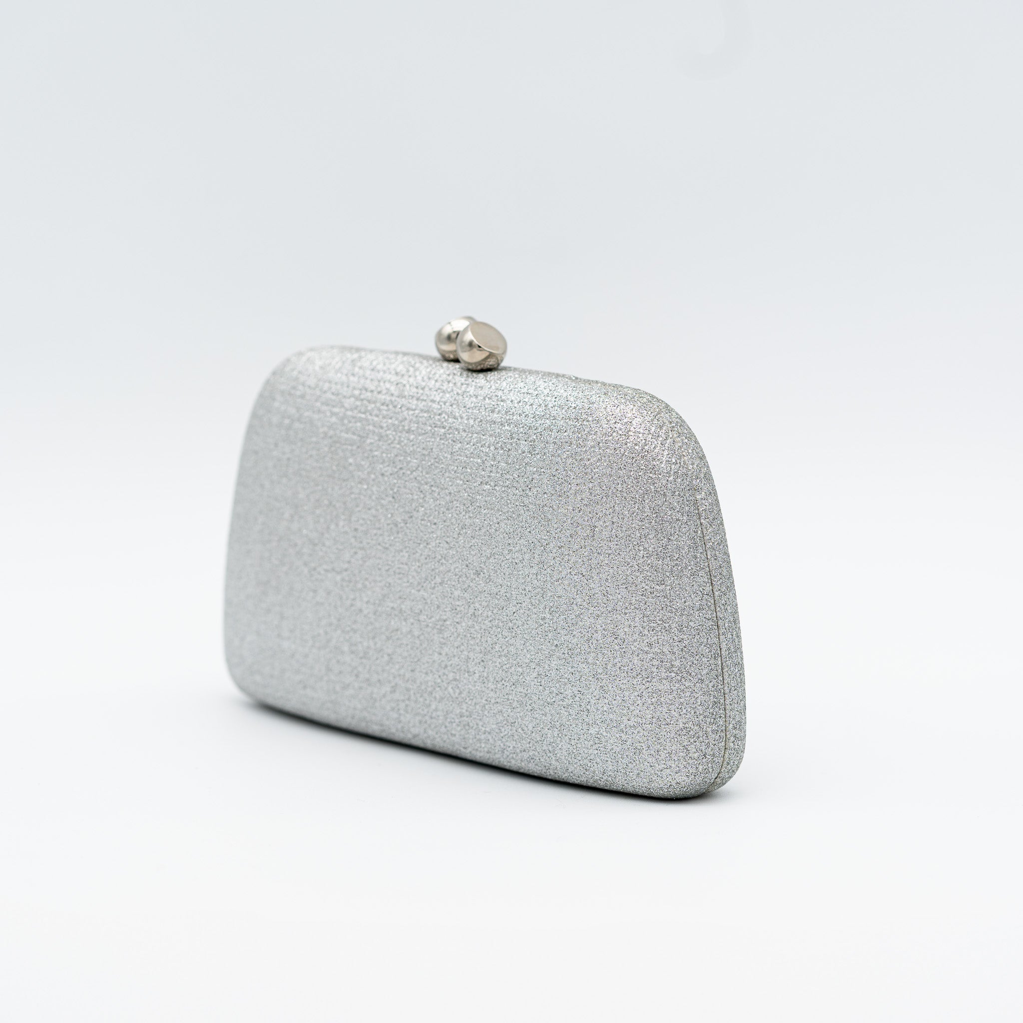 Clutch de fiesta en polipiel plata con acabado brillante, cierre de bola y cadena desmontable, ideal para bodas y cócteles