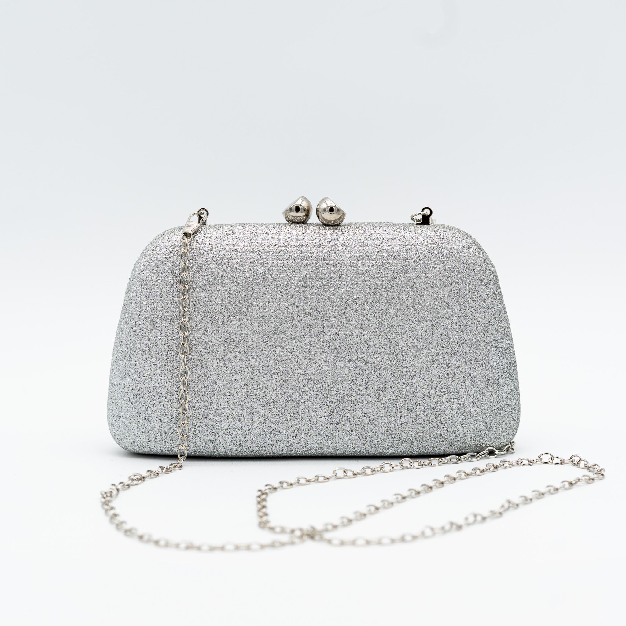 Clutch de fiesta en polipiel plata con acabado brillante, cierre de bola y cadena desmontable, ideal para bodas y cócteles