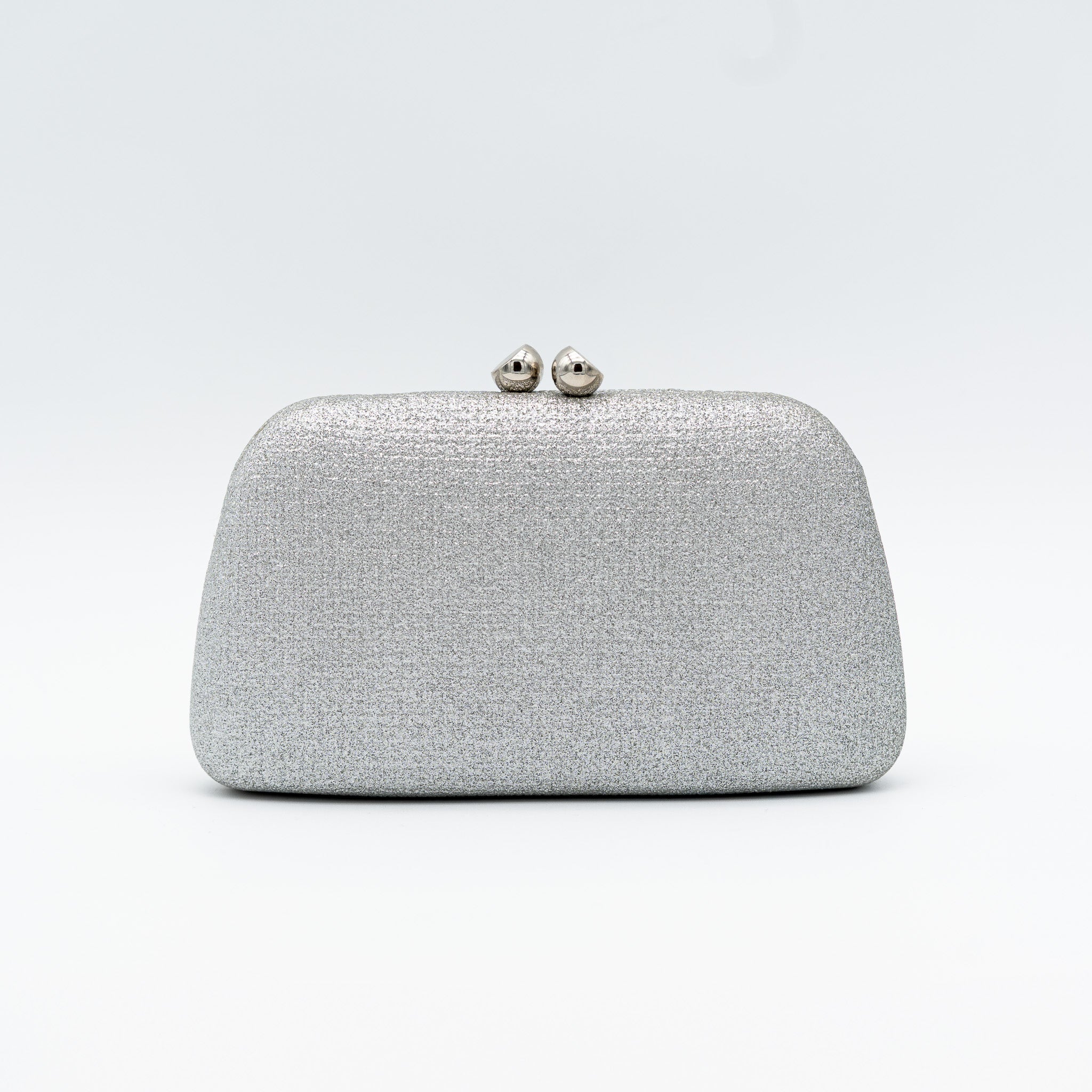 Clutch de fiesta en polipiel plata con acabado brillante, cierre de bola y cadena desmontable, ideal para bodas y cócteles