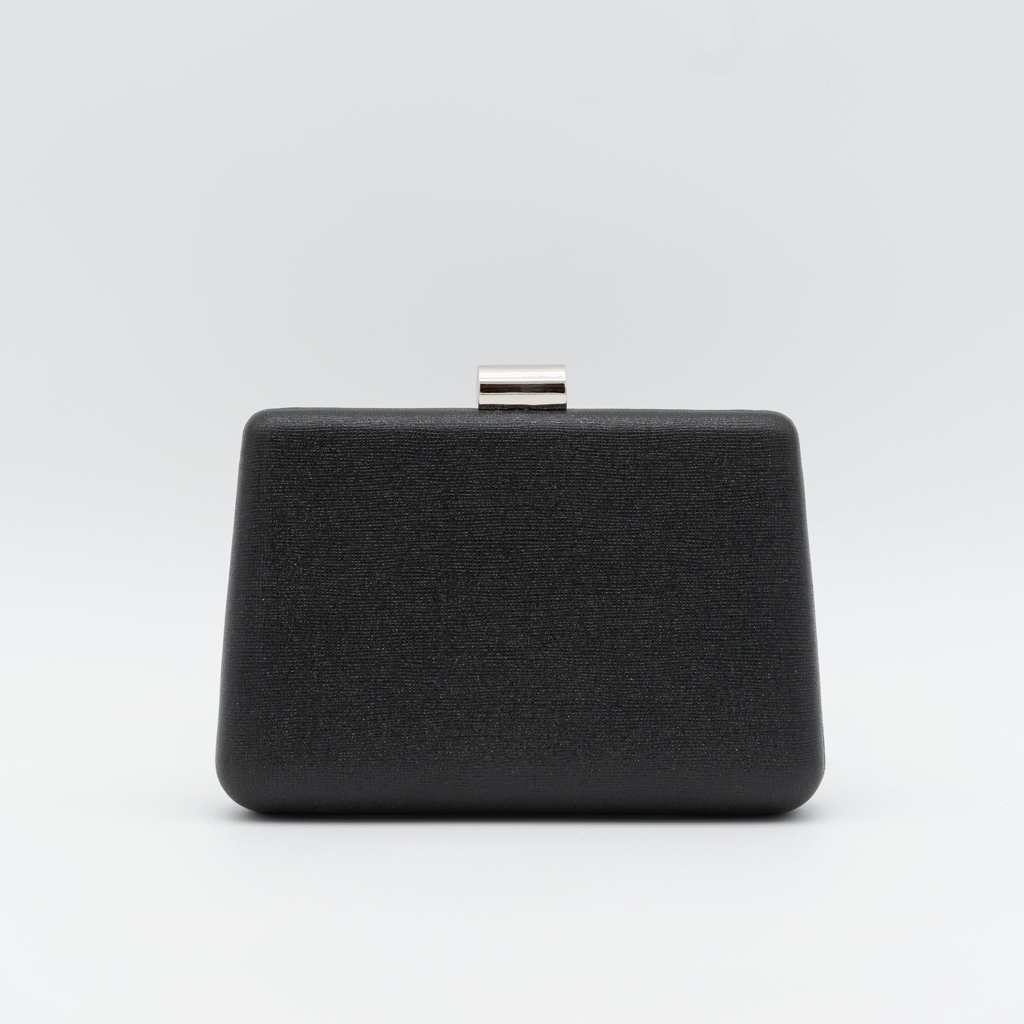 Clutch de fiesta en polipiel con acabado brillante negro, cierre metálico y cadena desmontable, ideal para bodas y cócteles