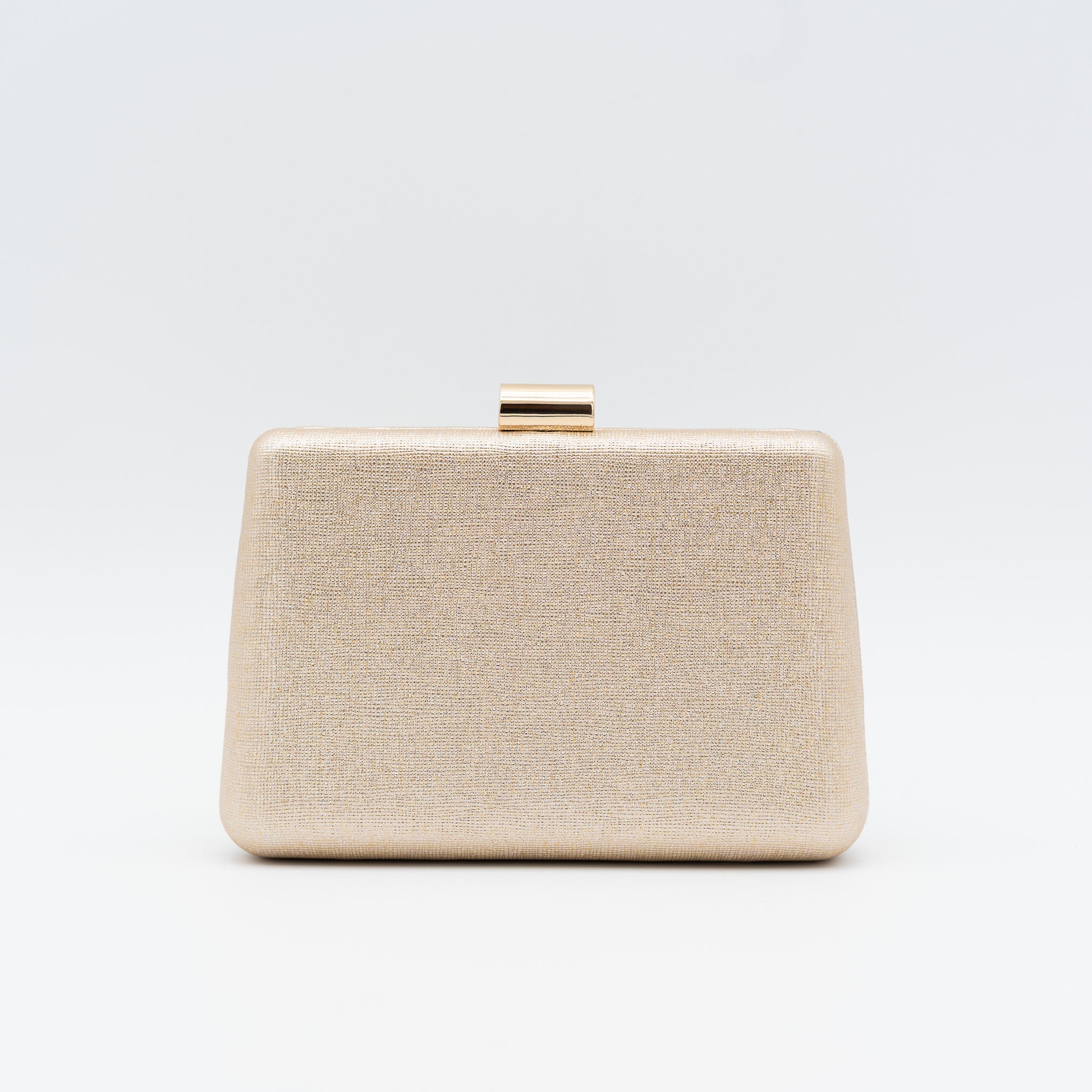 Clutch de fiesta en polipiel con acabado brillante oro, cierre metálico y cadena desmontable, ideal para bodas y cócteles