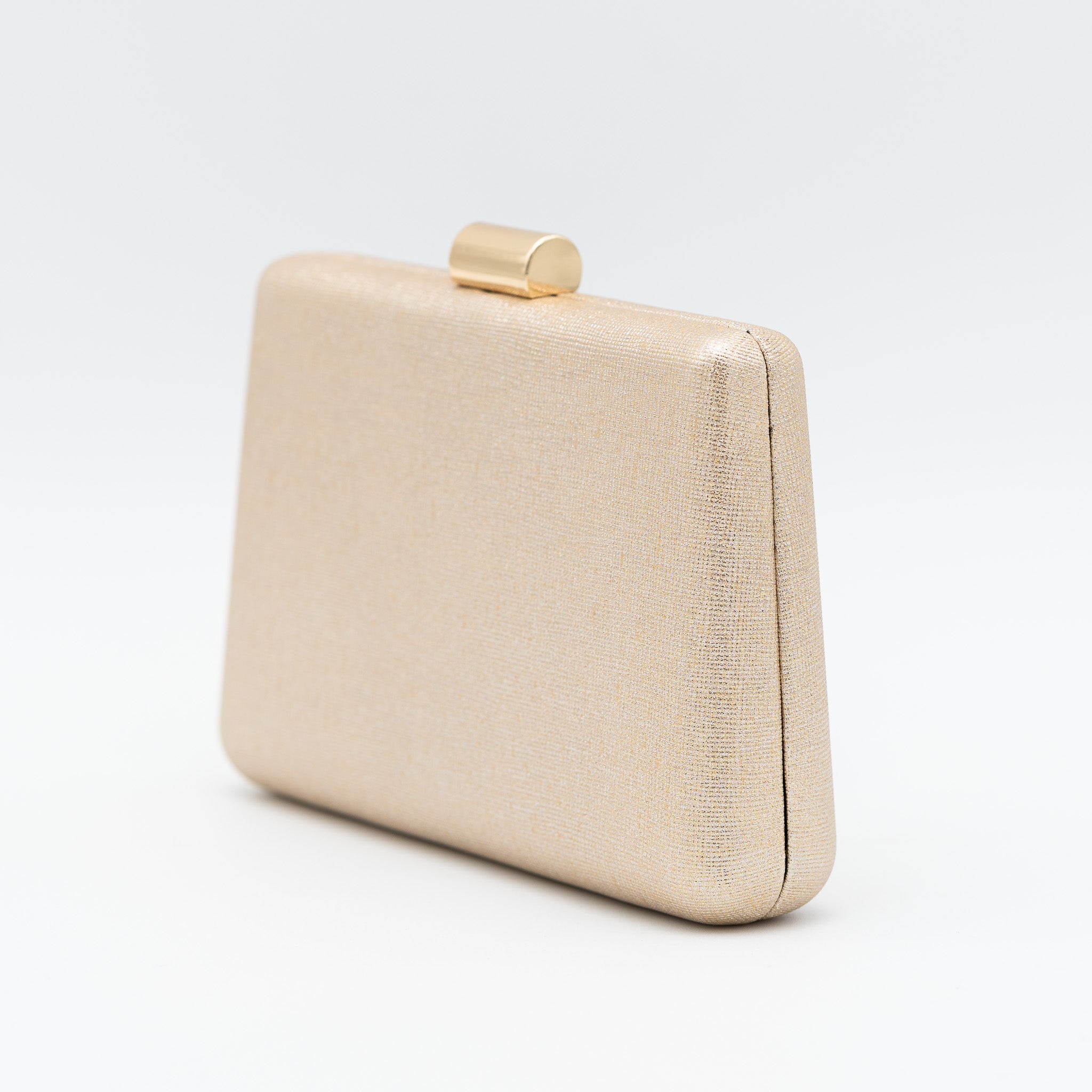 Clutch de fiesta en polipiel con acabado brillante oro, cierre metálico y cadena desmontable, ideal para bodas y cócteles