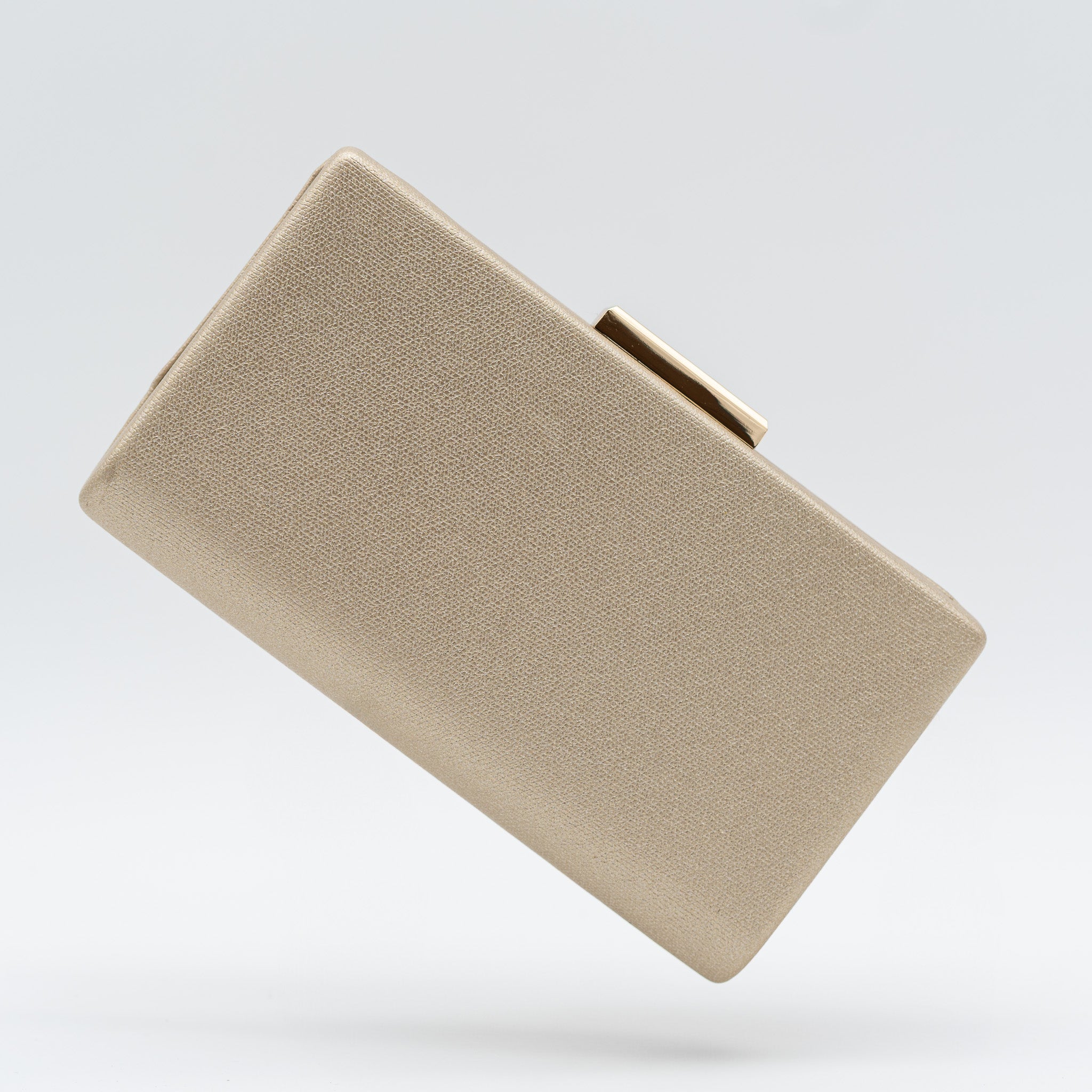 Clutch de fiesta en polipiel con acabado brillante oro claro, cierre metálico y cadena desmontable, ideal para bodas y cócteles